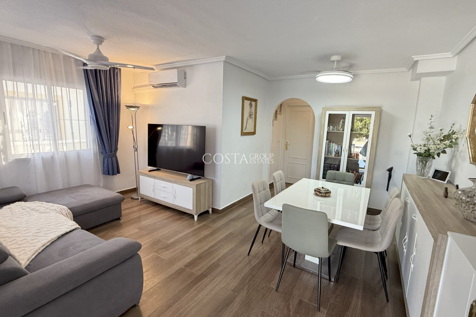 Resale - House -
Orihuela Costa - La Zenia