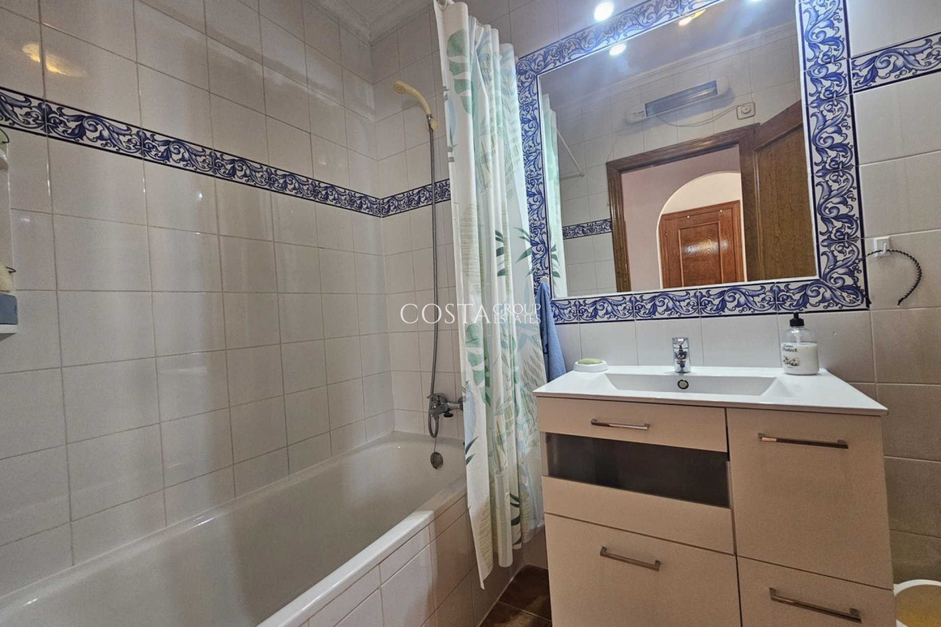 Resale - House -
Orihuela Costa - La Zenia