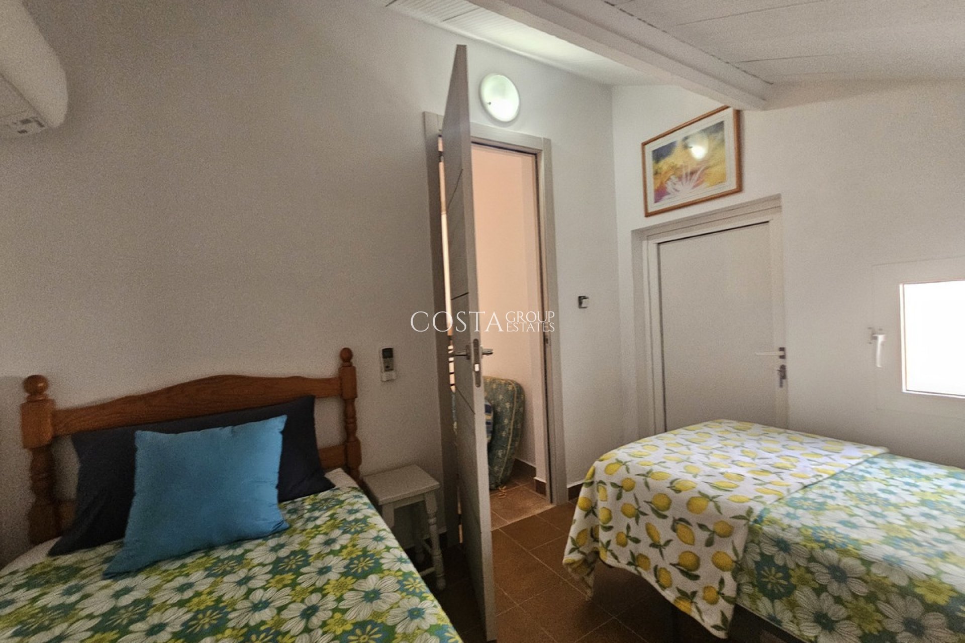 Resale - House -
Orihuela Costa - La Zenia