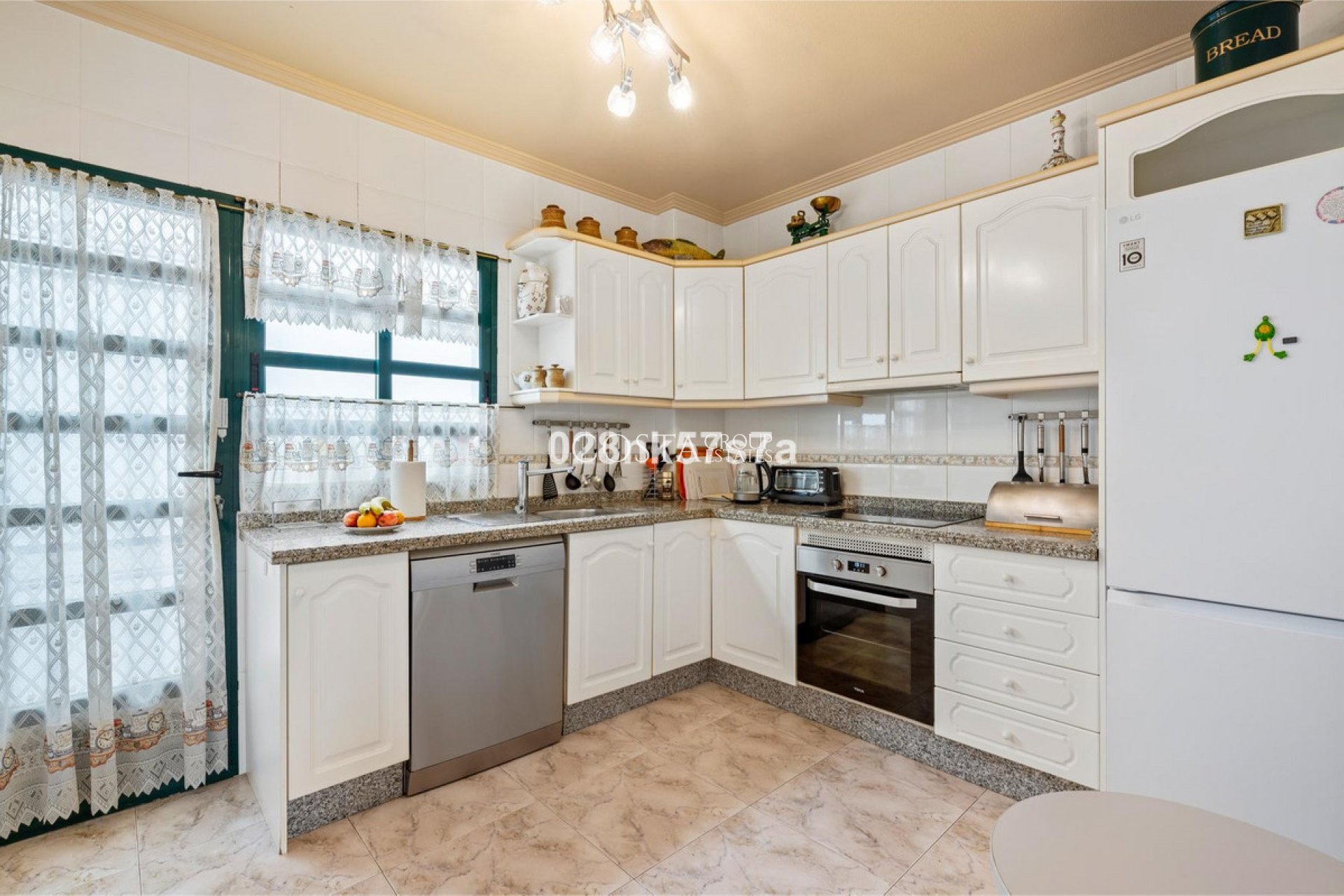 Resale - House -
Orihuela Costa - La Zenia