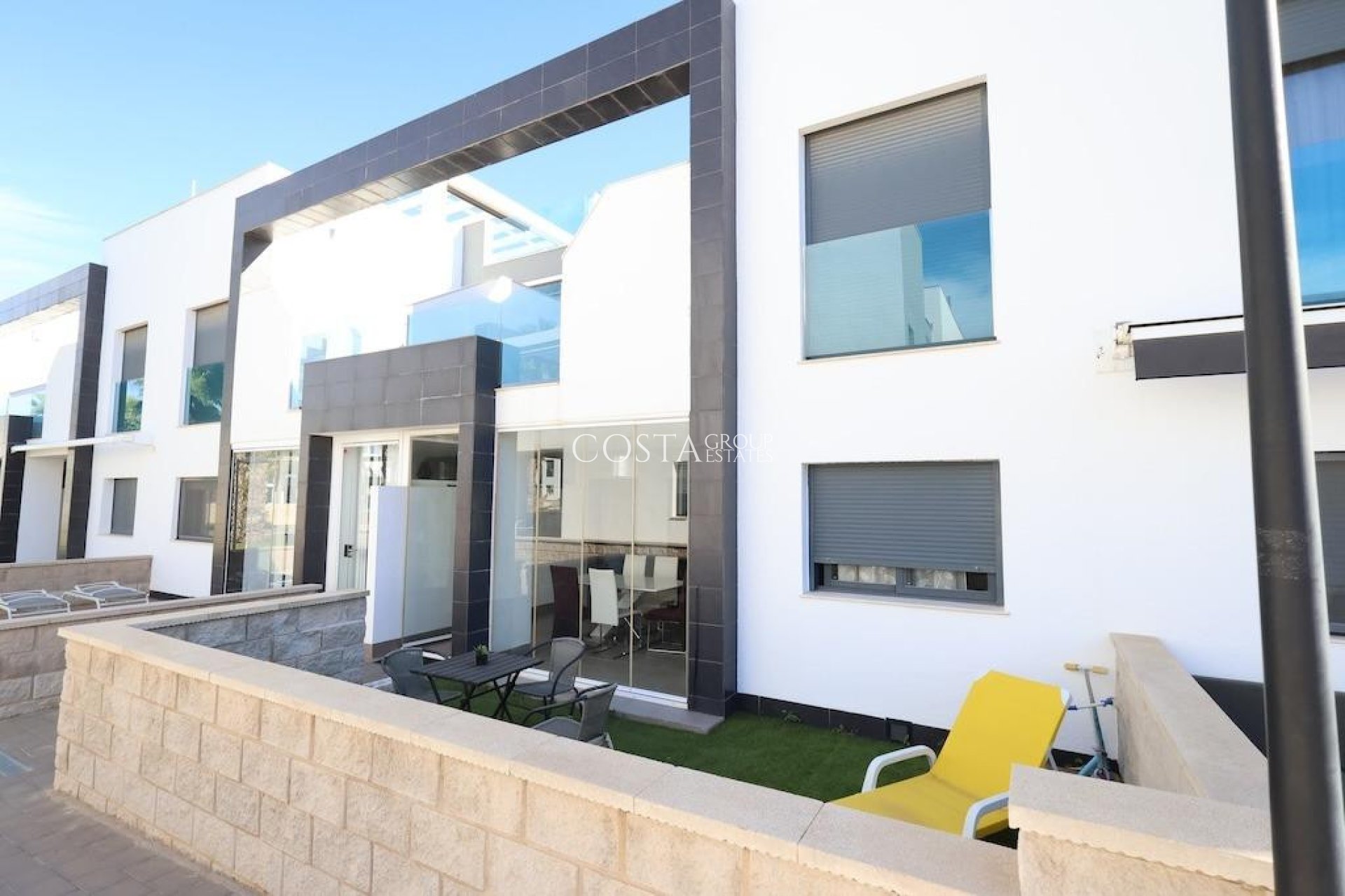 Resale - House -
Orihuela Costa - La Zenia