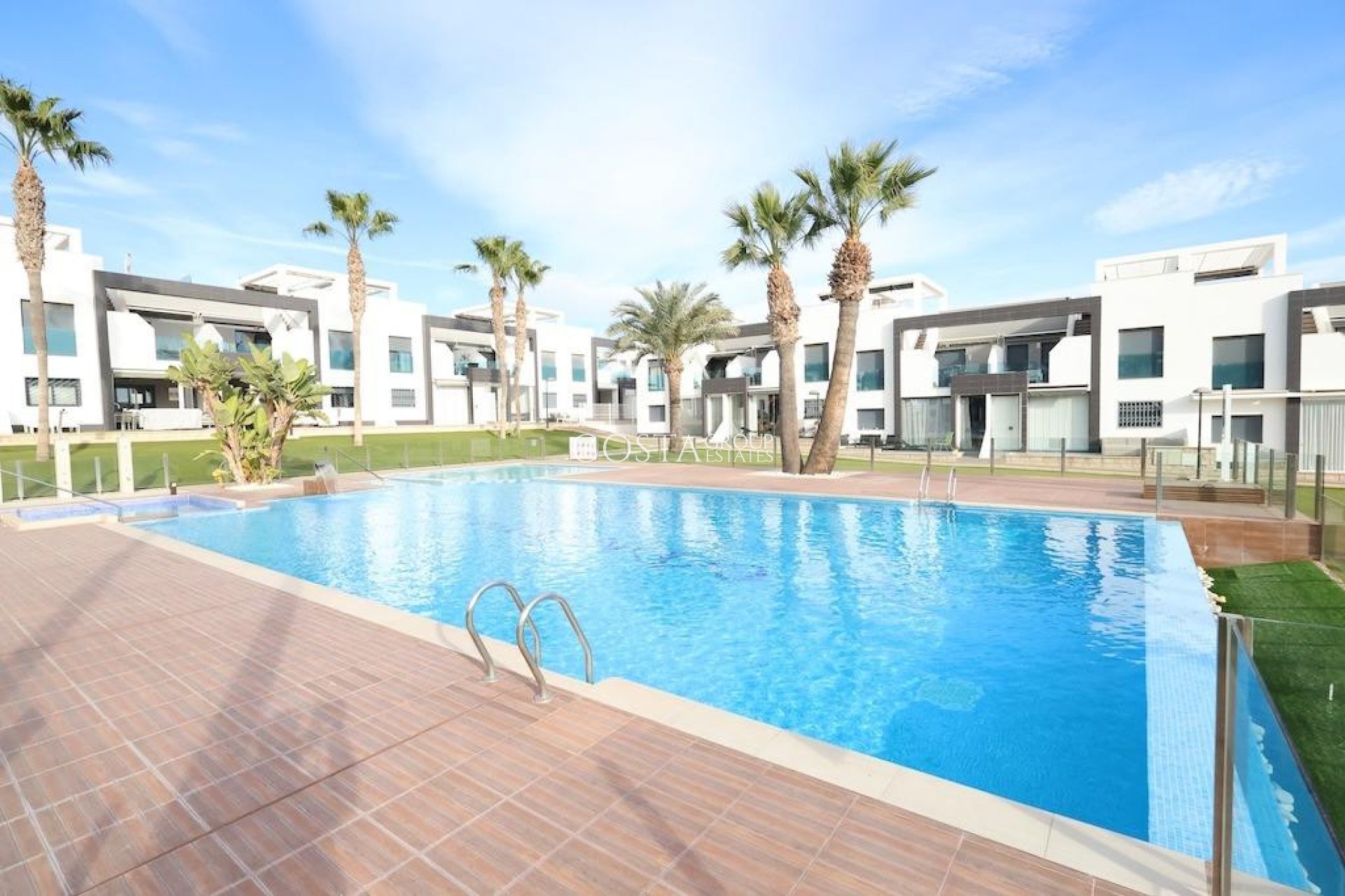 Resale - House -
Orihuela Costa - La Zenia