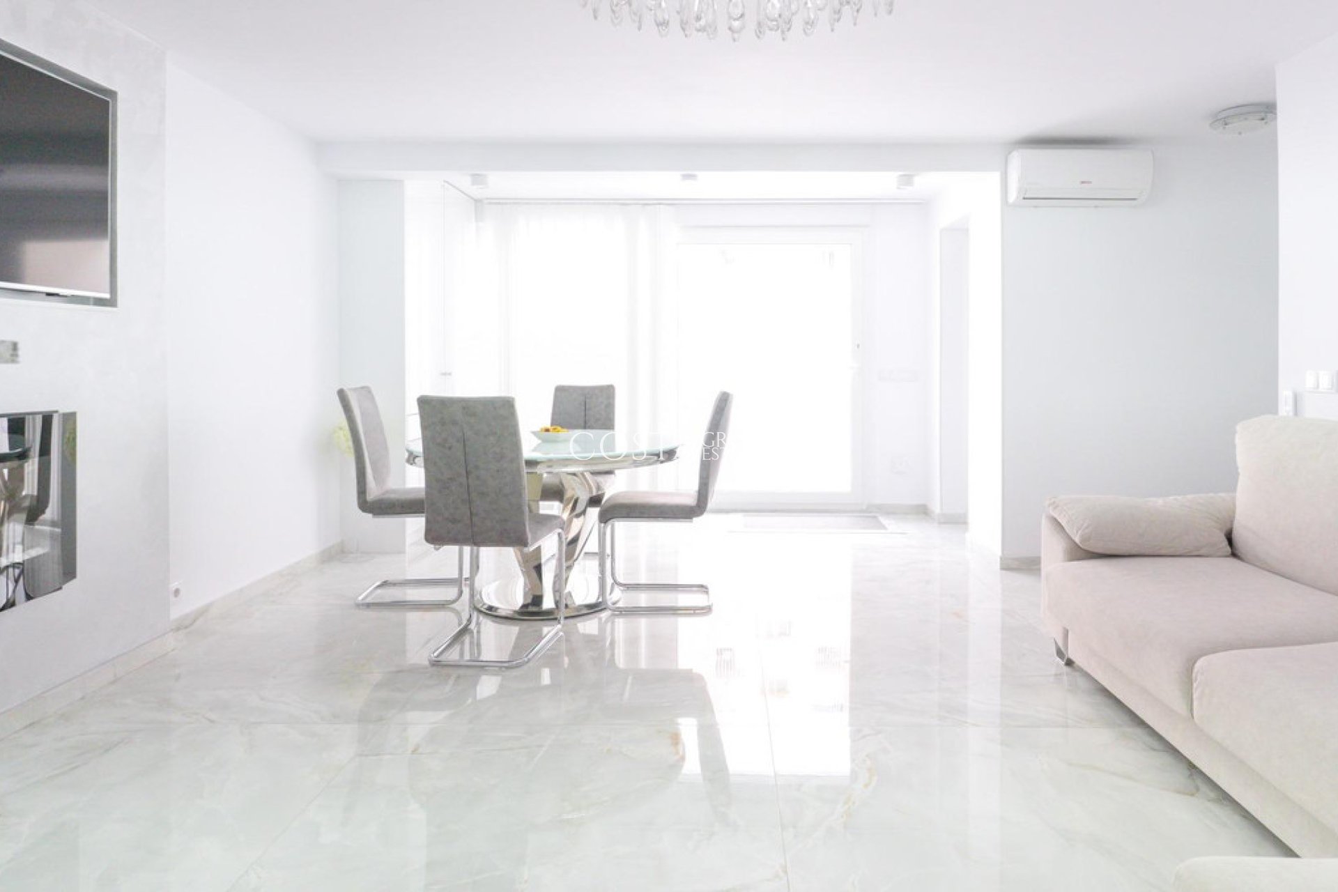 Resale - House -
Orihuela Costa - Punta Prima