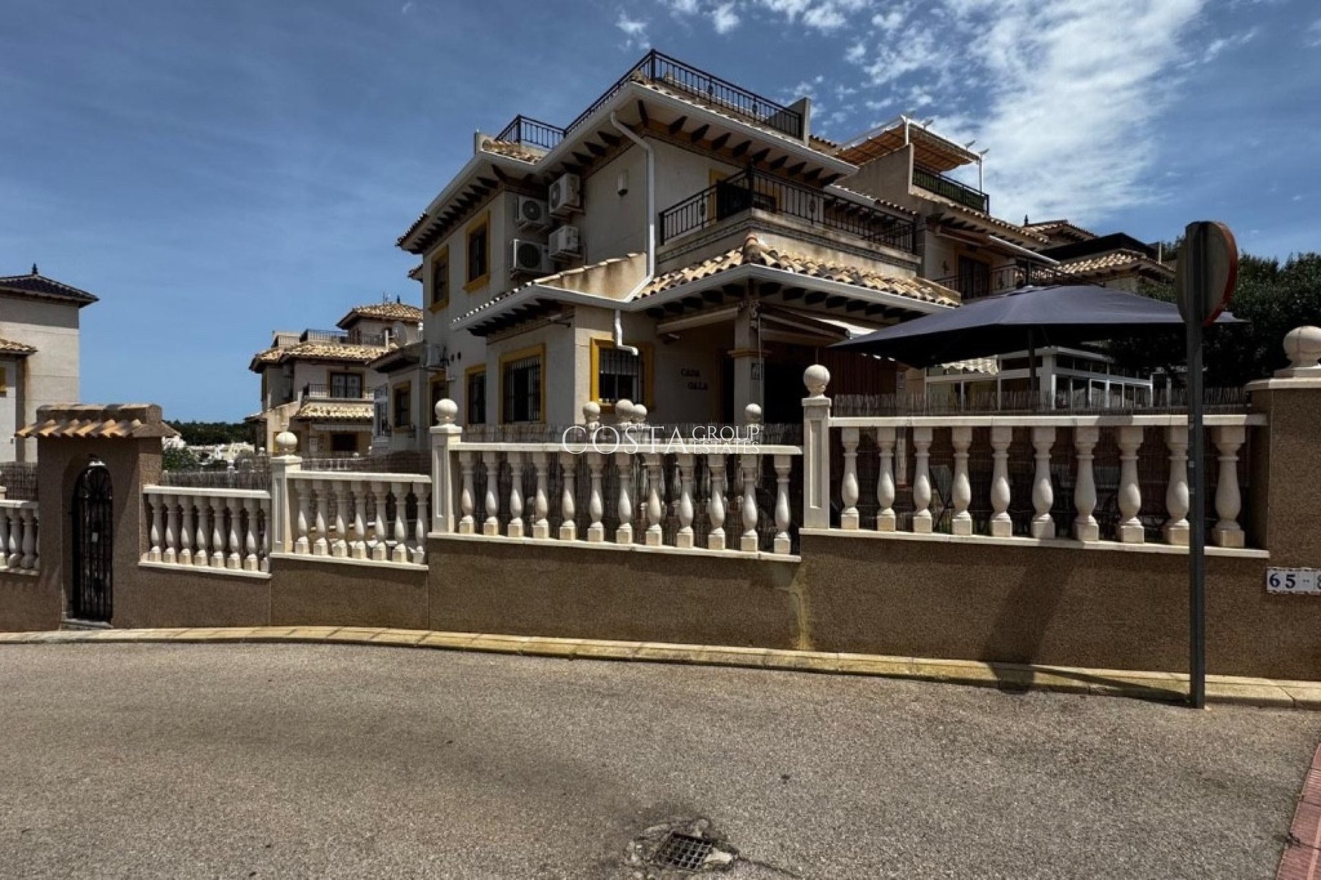 Resale - House -
Orihuela Costa - Villamartin