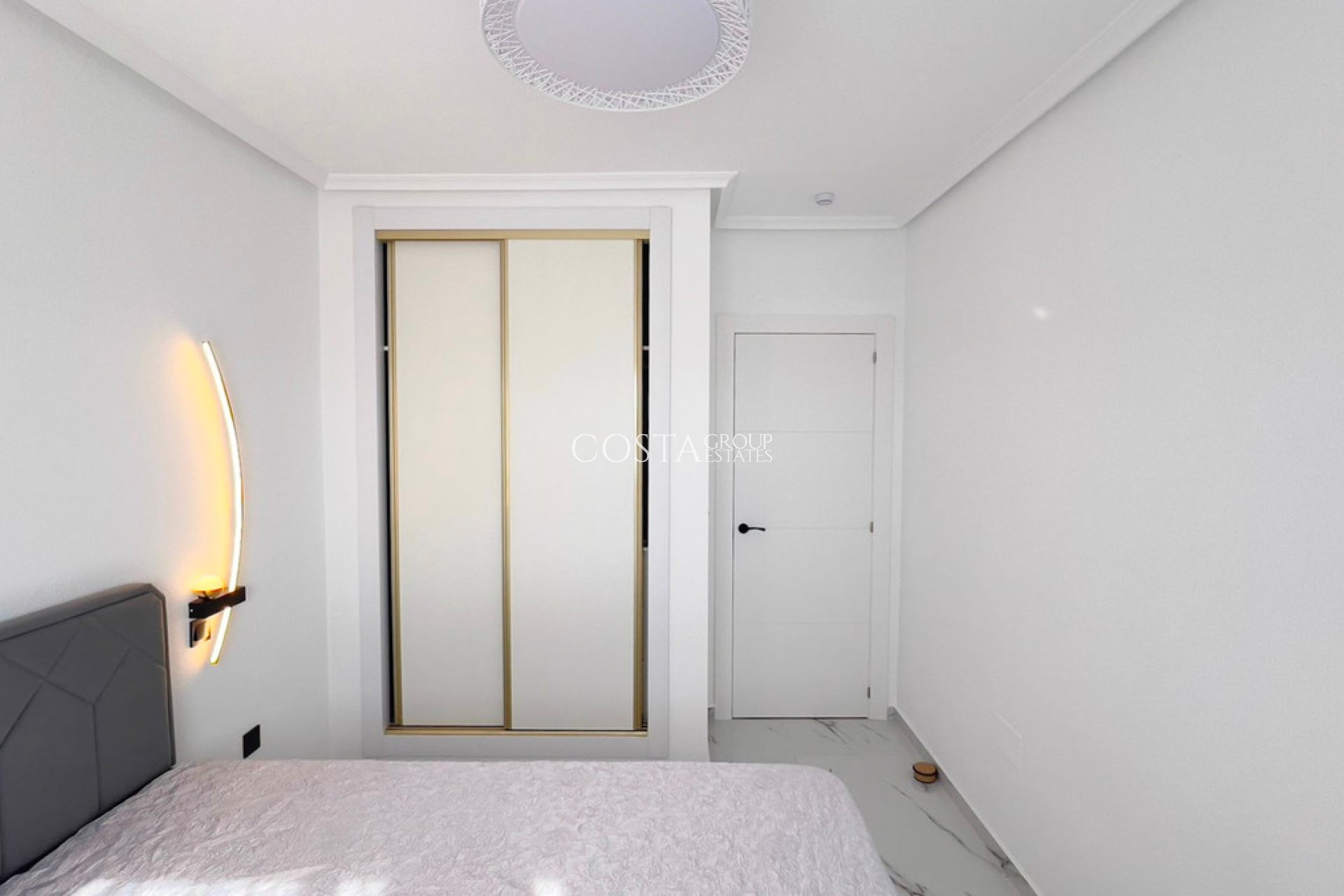 Resale - House -
Orihuela Costa