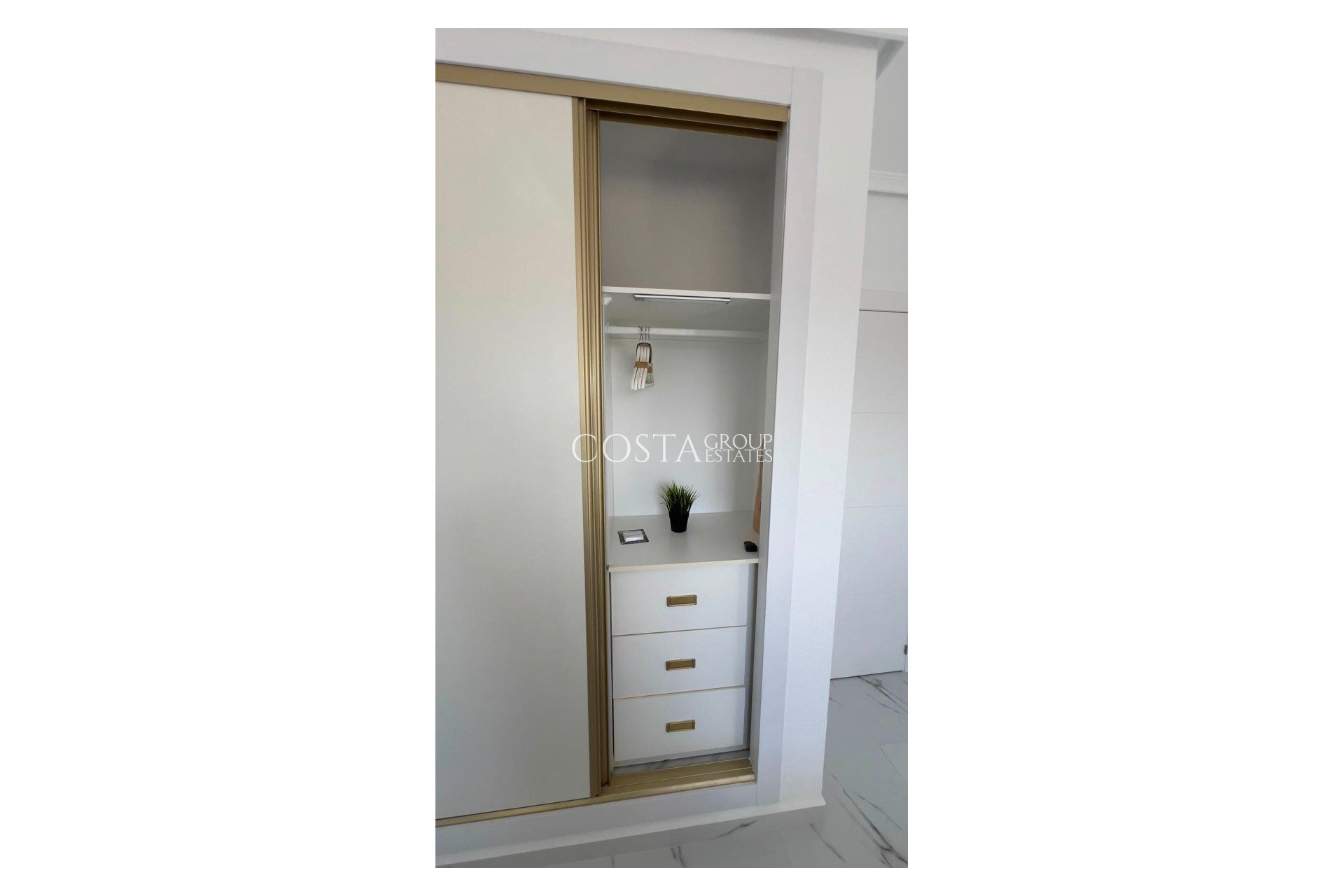 Resale - House -
Orihuela Costa