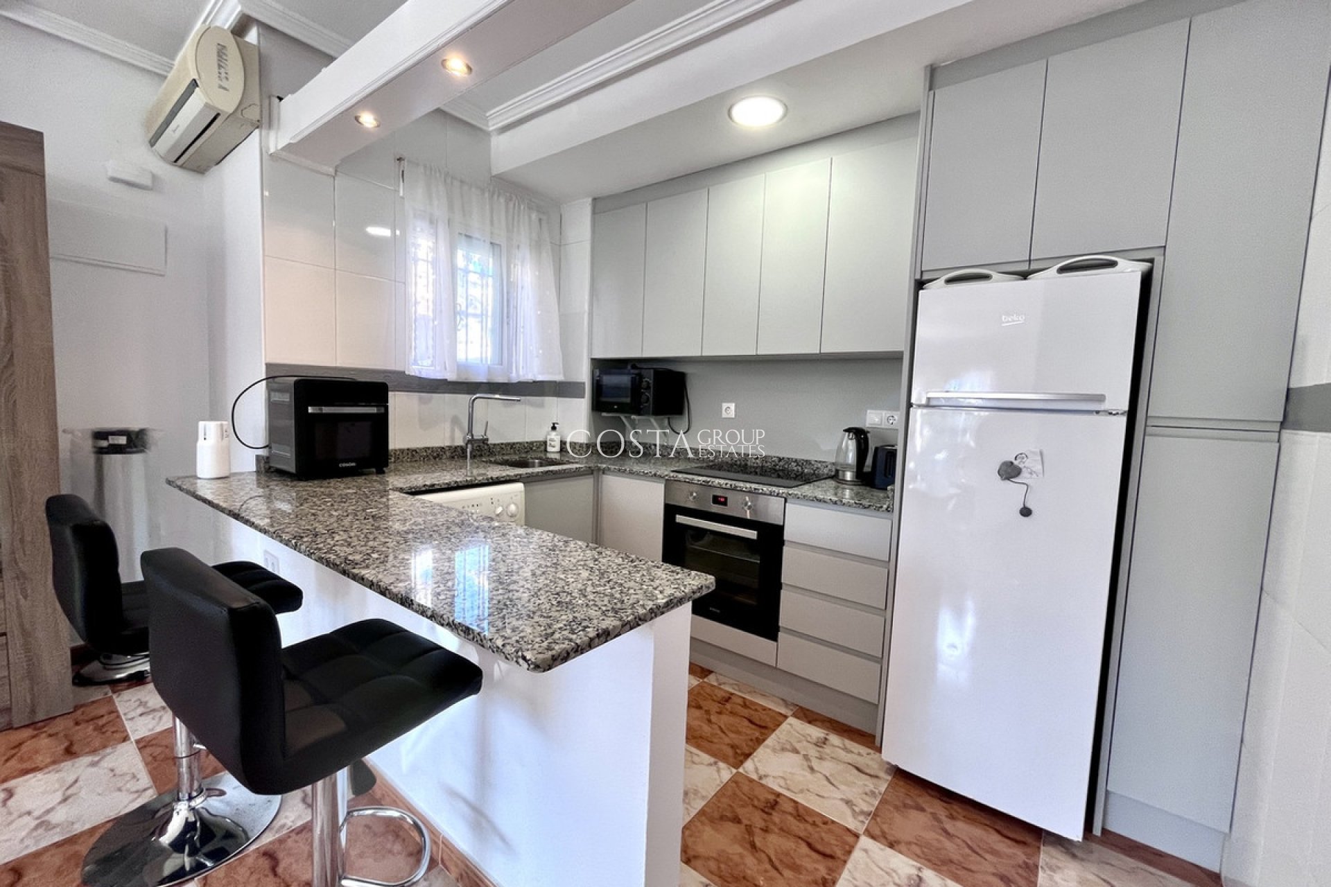 Resale - House -
Orihuela - La Zenia