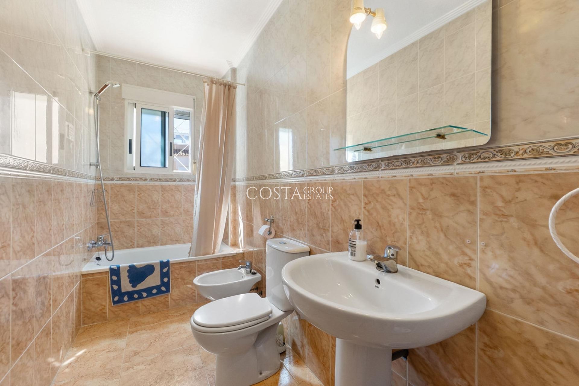 Resale - House -
Torrevieja - Torrevieja Centro