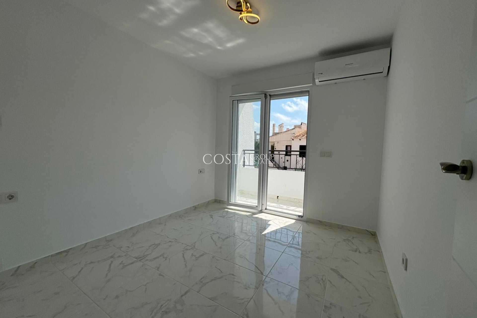 Resale - House -
Torrevieja - Torrevieja Centro