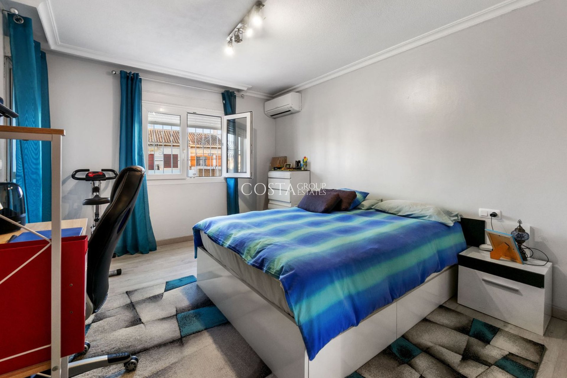 Resale - House -
Torrevieja