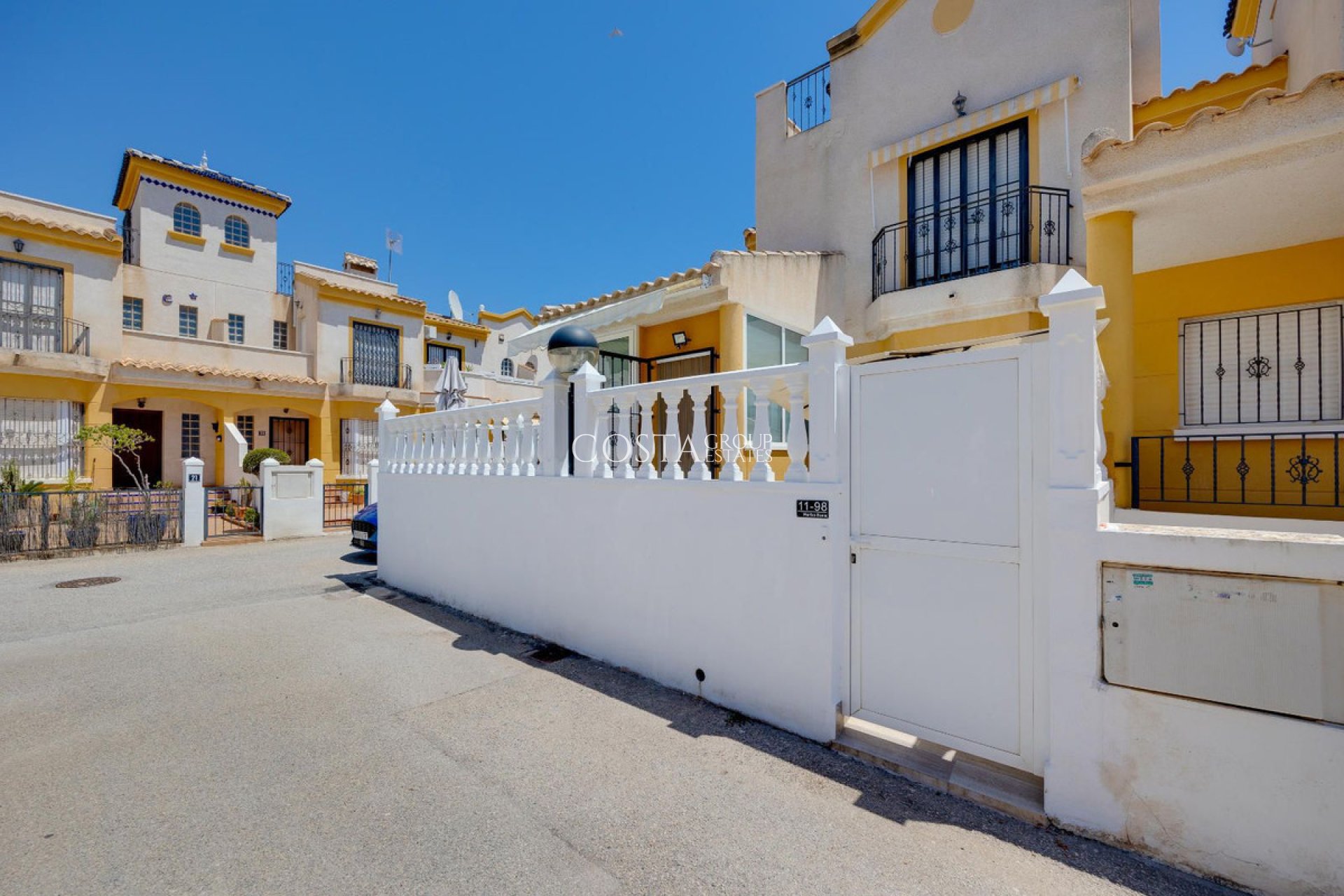 Resale - House -
Urbanización El Raso