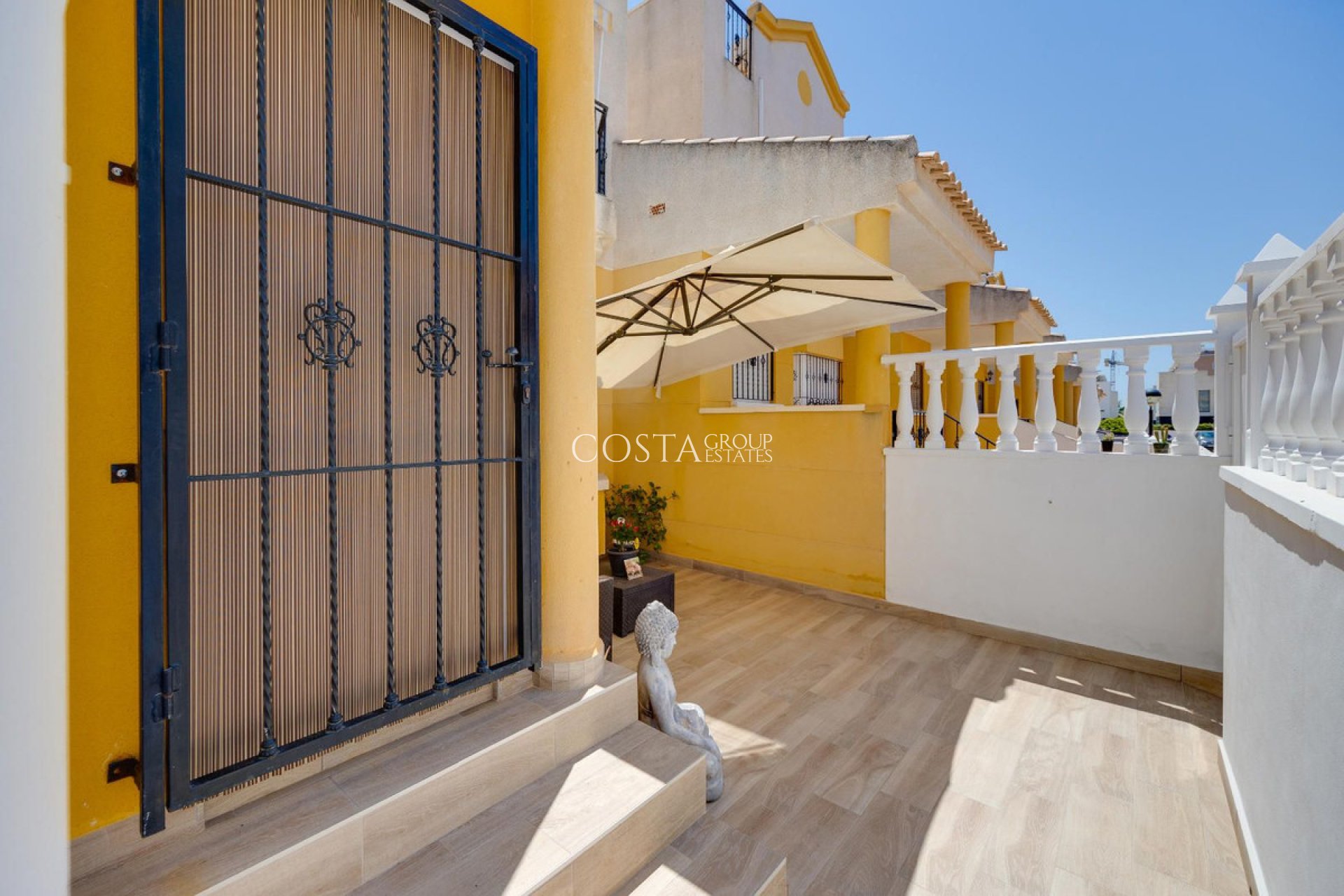 Resale - House -
Urbanización El Raso