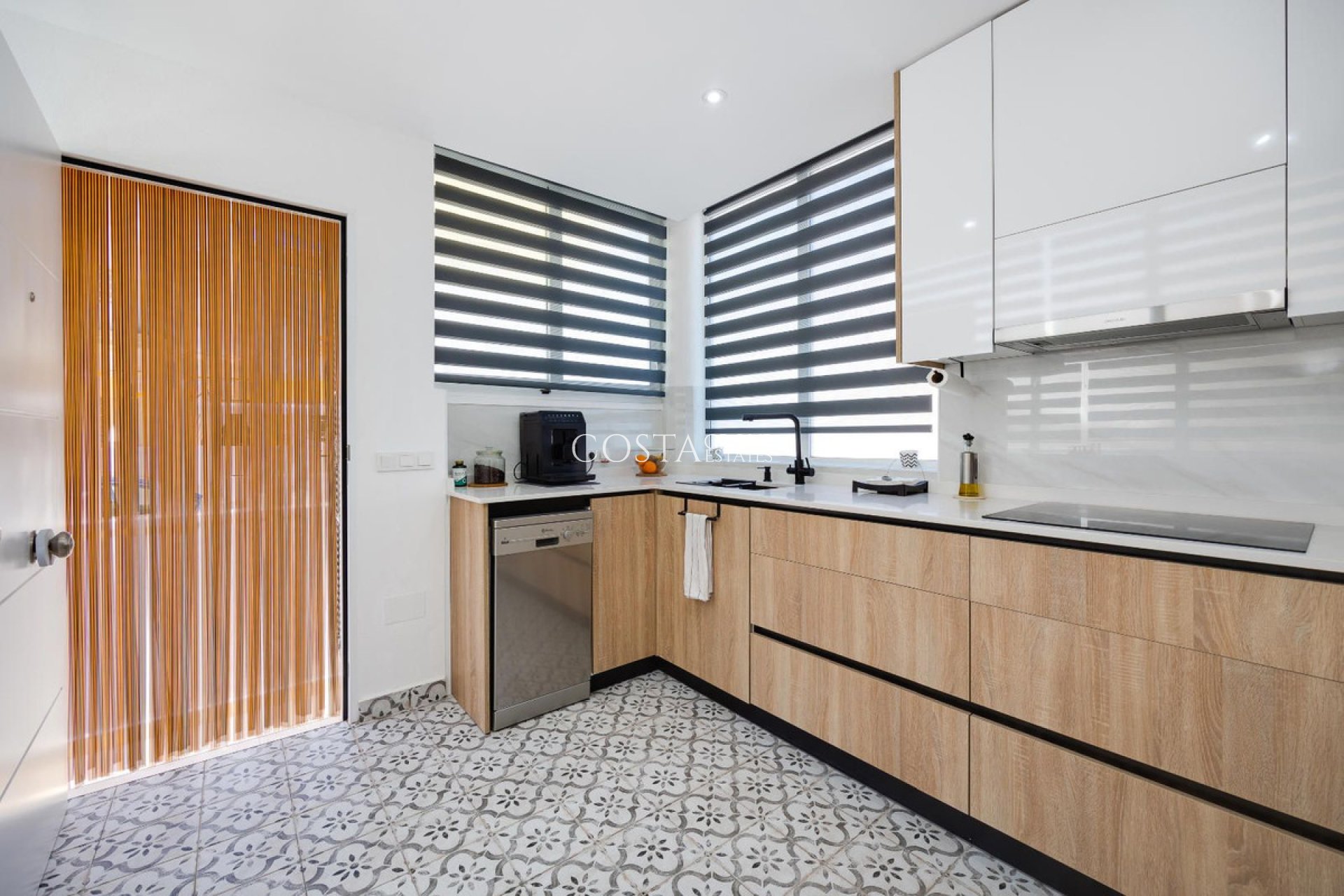 Resale - House -
Urbanización El Raso