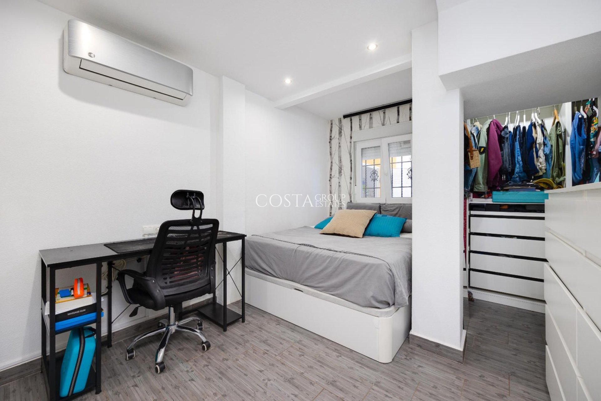 Resale - House -
Urbanización El Raso