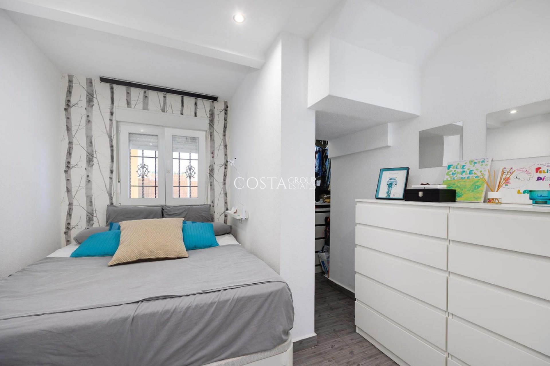 Resale - House -
Urbanización El Raso