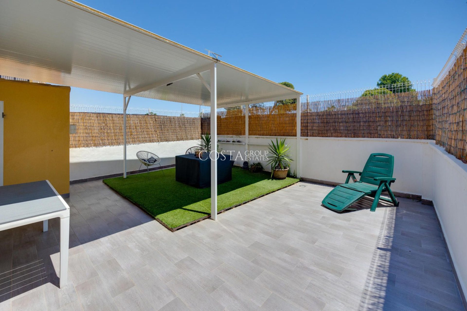 Resale - House -
Urbanización El Raso