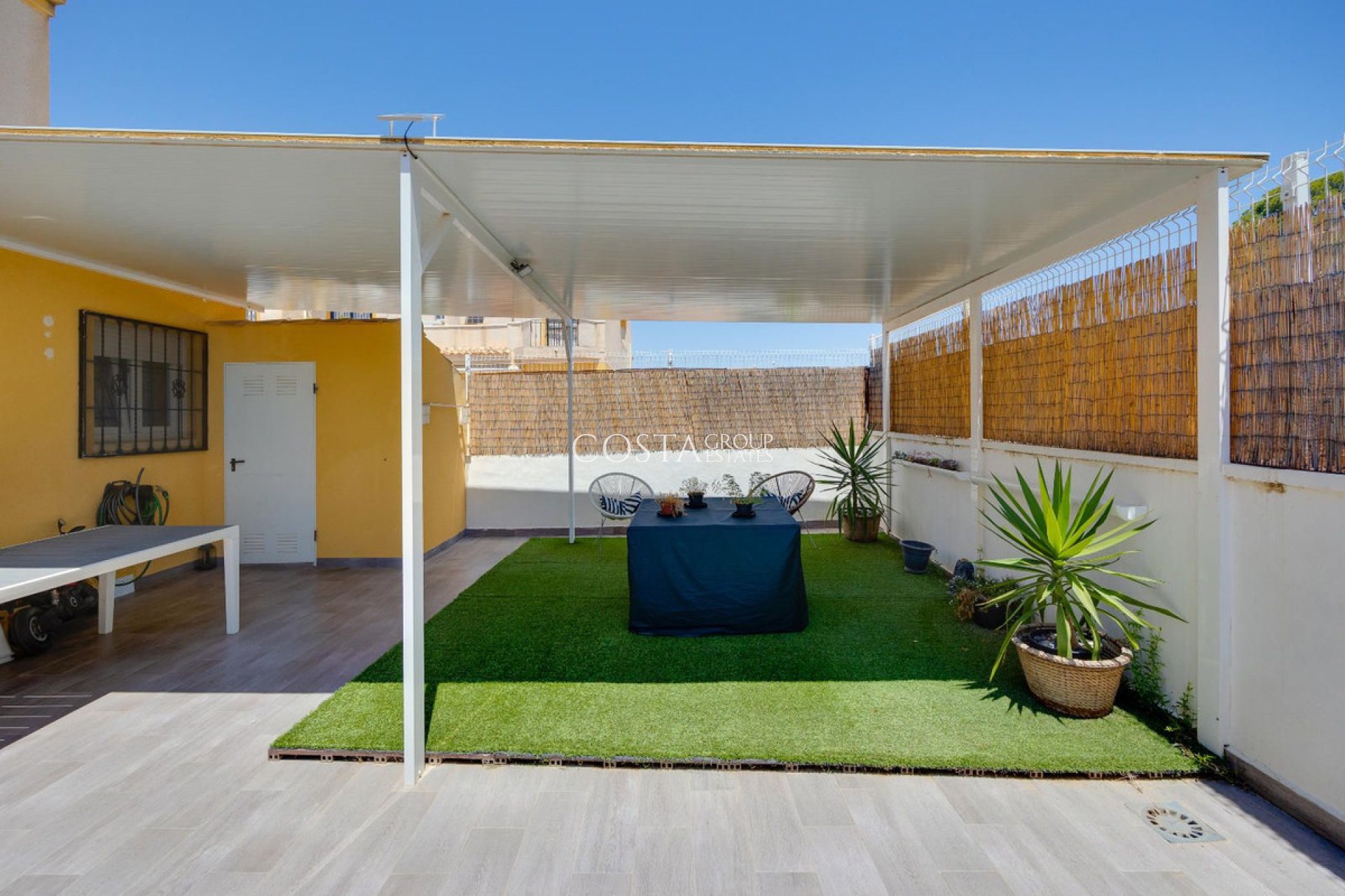 Resale - House -
Urbanización El Raso