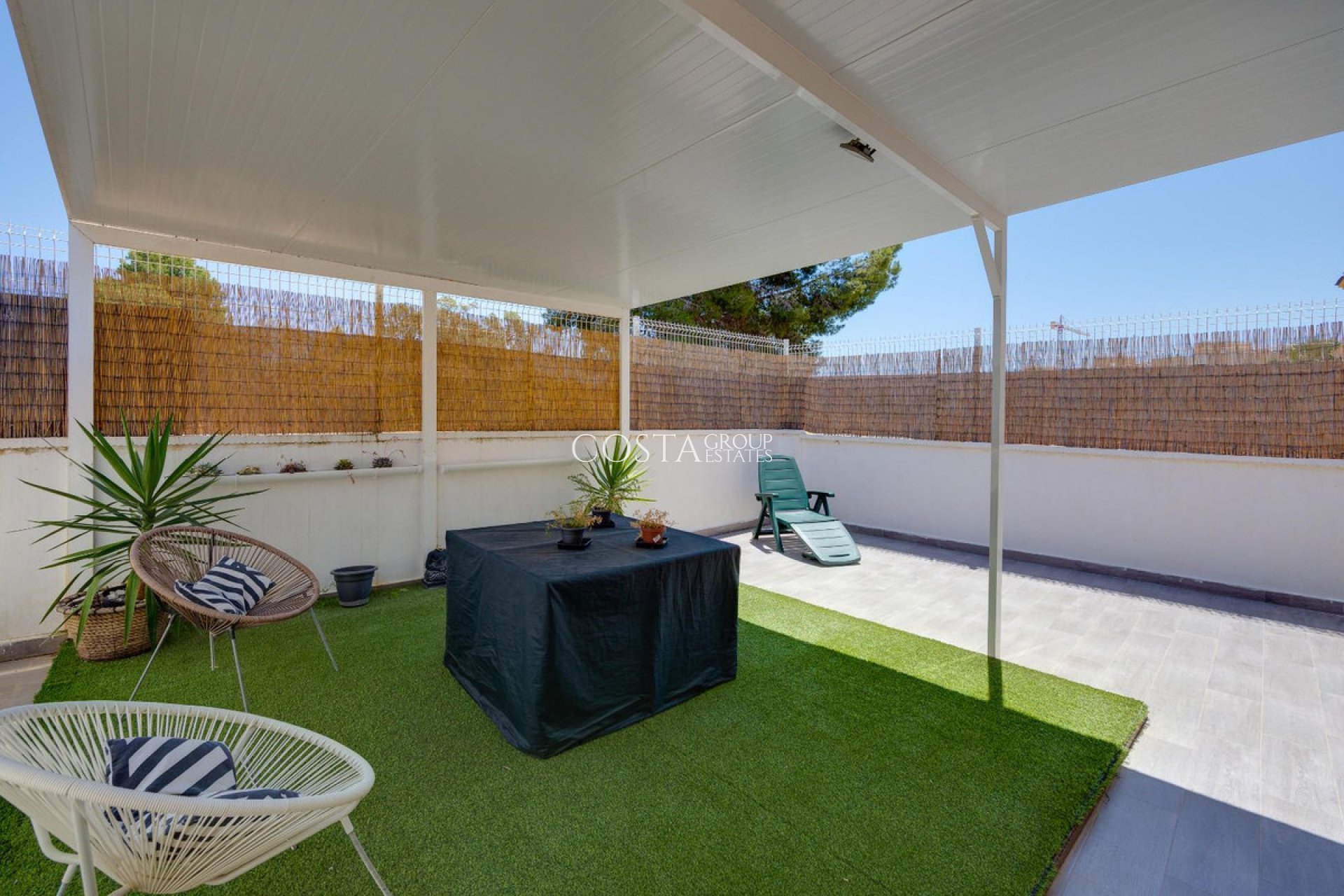 Resale - House -
Urbanización El Raso