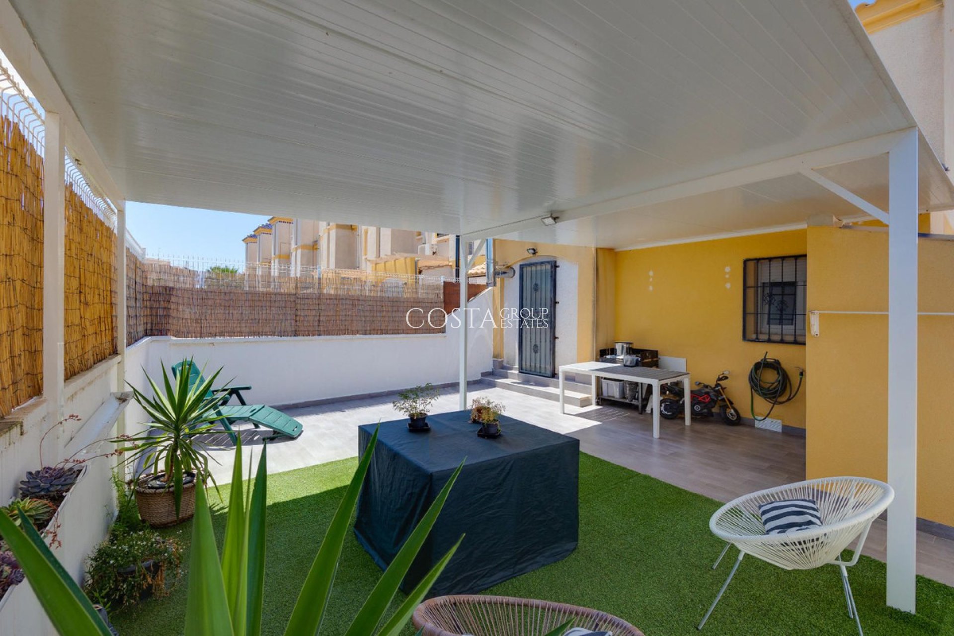 Resale - House -
Urbanización El Raso