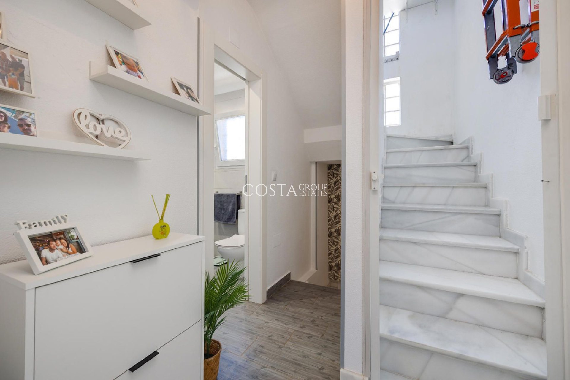 Resale - House -
Urbanización El Raso