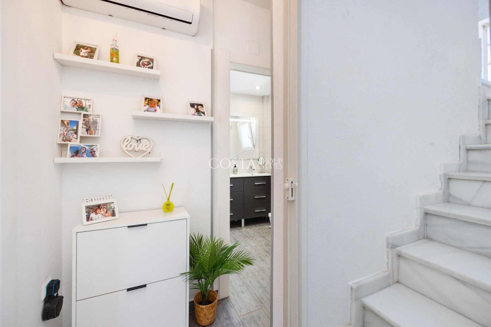 Resale - House -
Urbanización El Raso