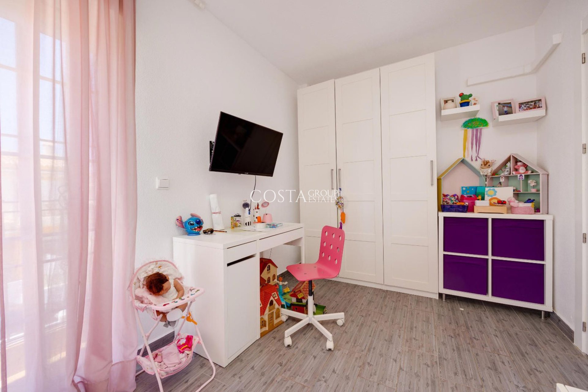 Resale - House -
Urbanización El Raso