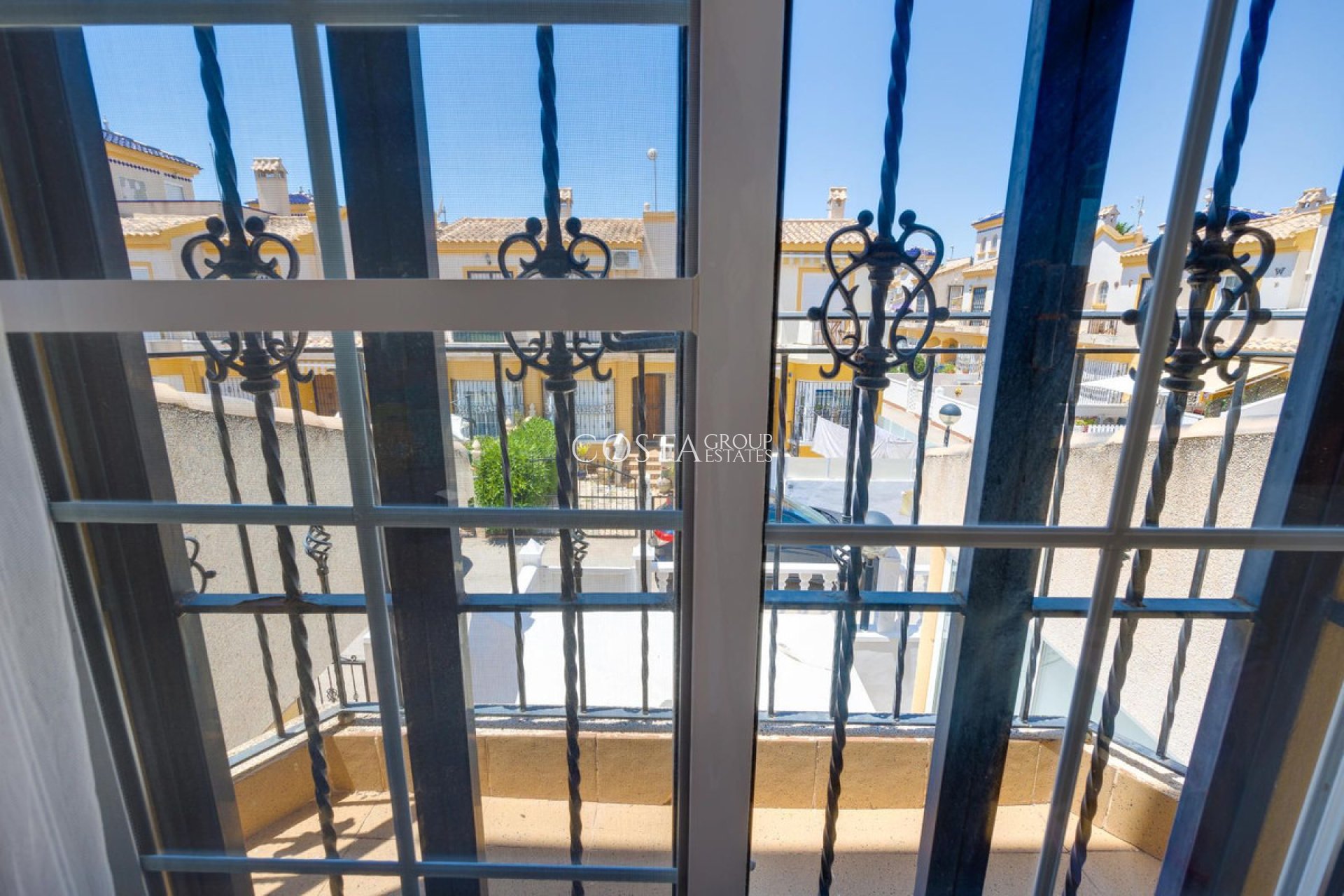 Resale - House -
Urbanización El Raso