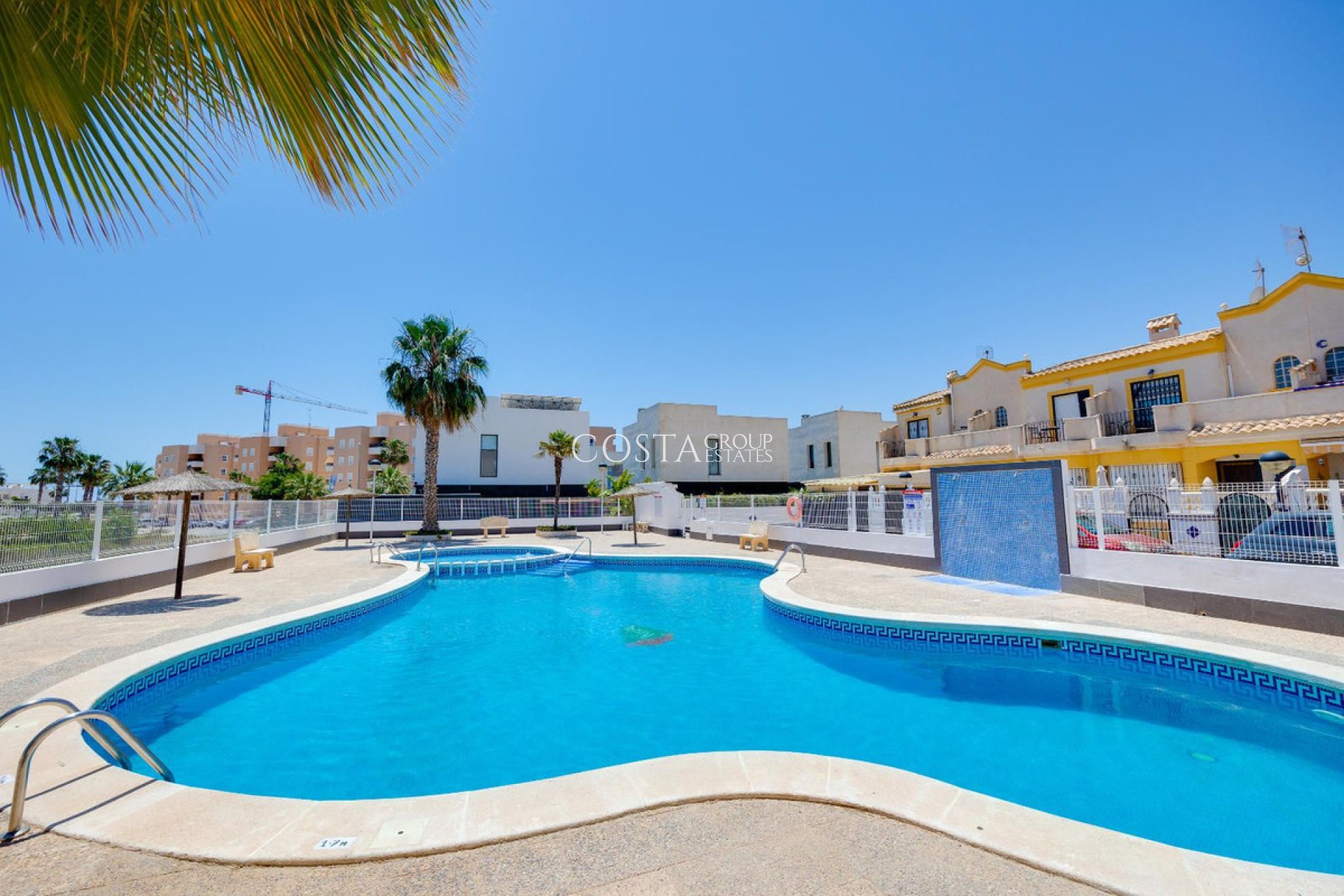 Resale - House -
Urbanización El Raso