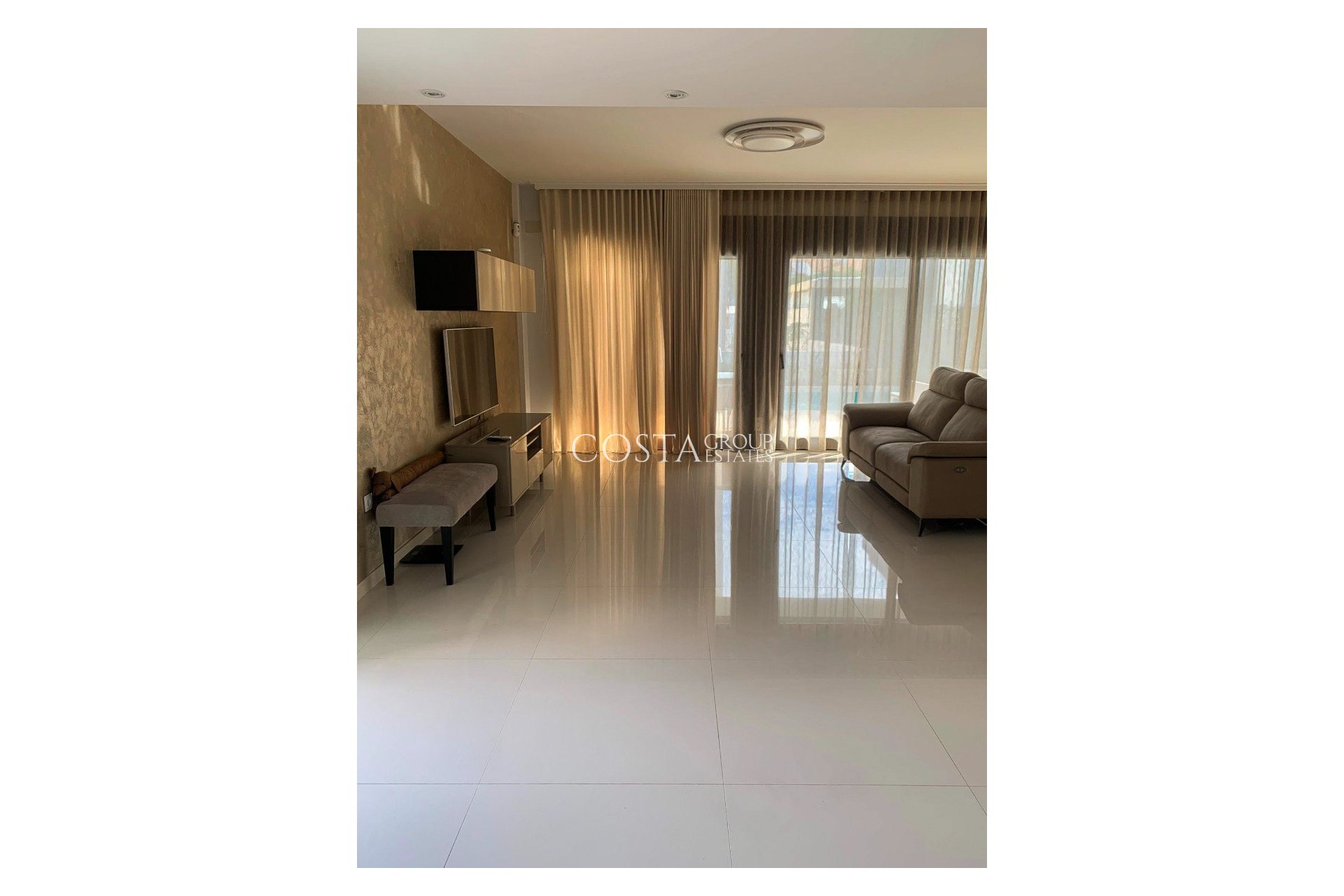 Resale - Villa -
Orihuela Costa - Campoamor