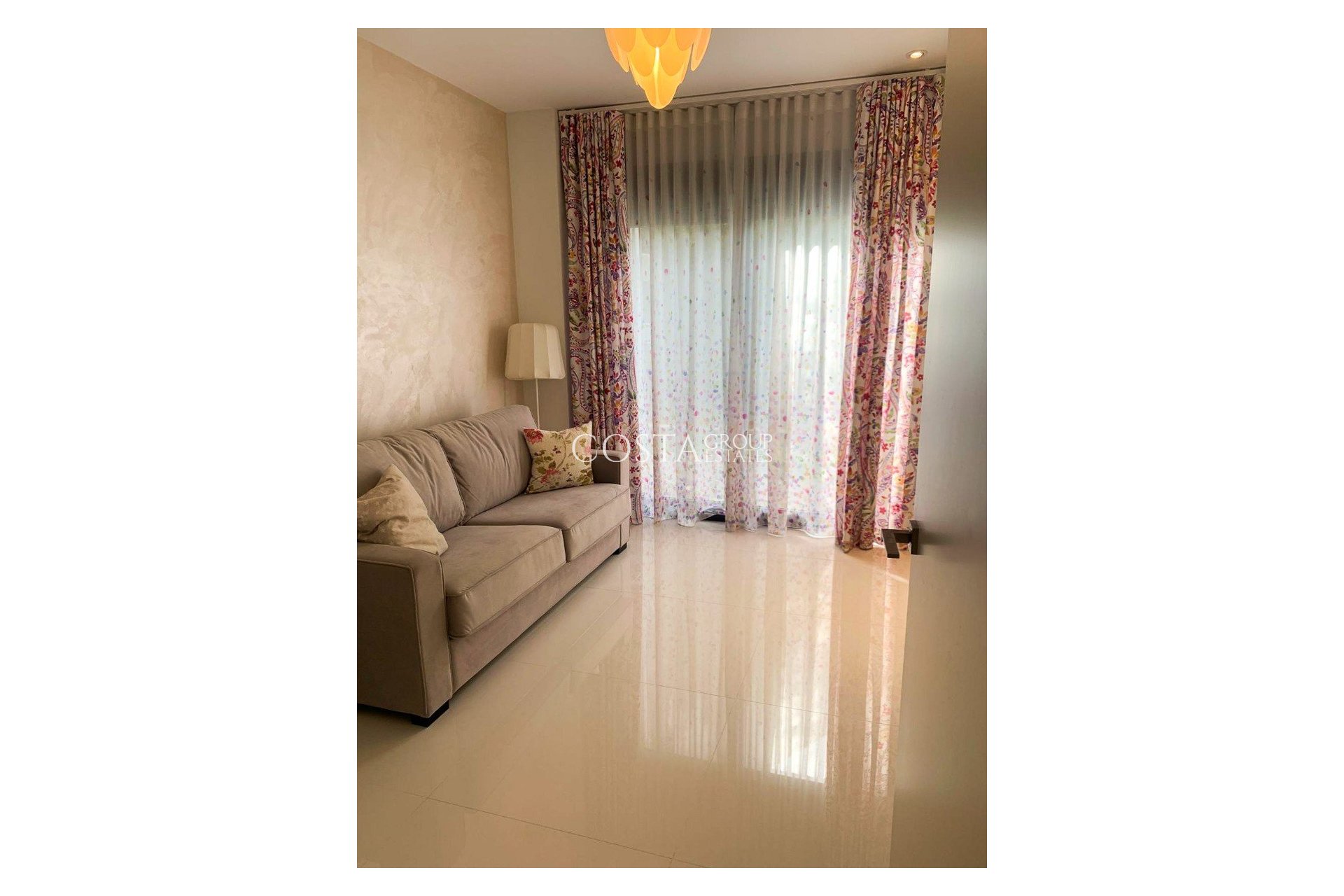 Resale - Villa -
Orihuela Costa - Campoamor