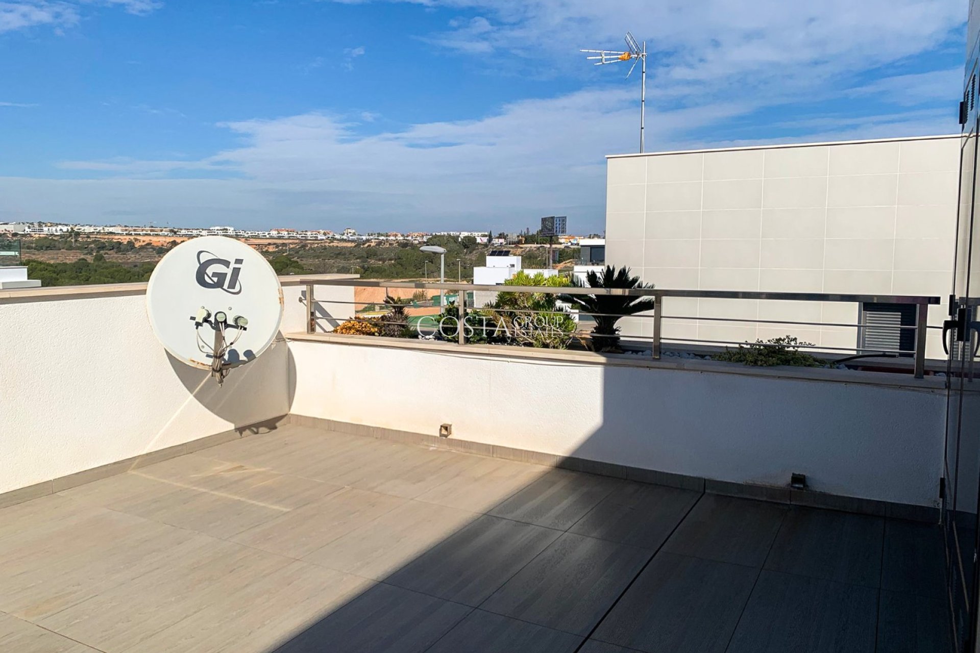 Resale - Villa -
Orihuela Costa - Campoamor