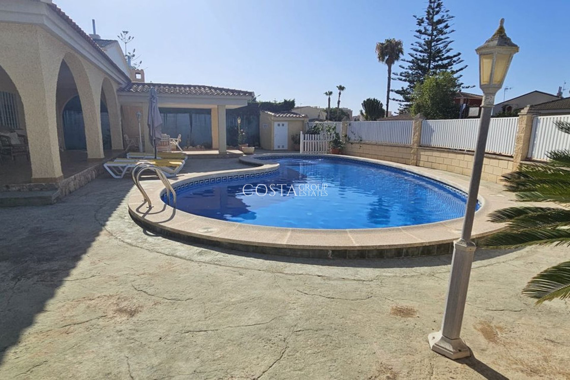Resale - Villa -
Orihuela Costa - Campoamor
