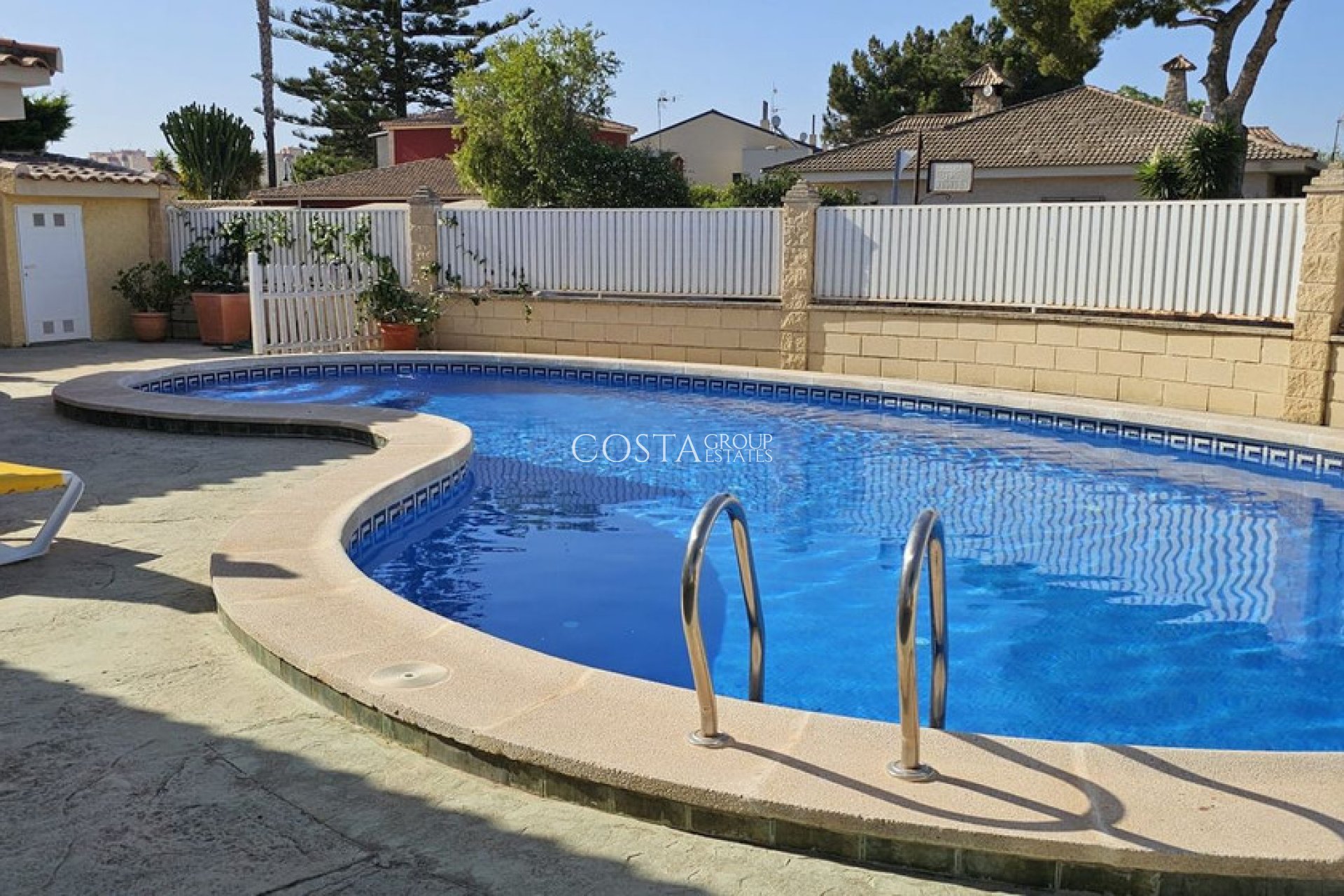 Resale - Villa -
Orihuela Costa - Campoamor