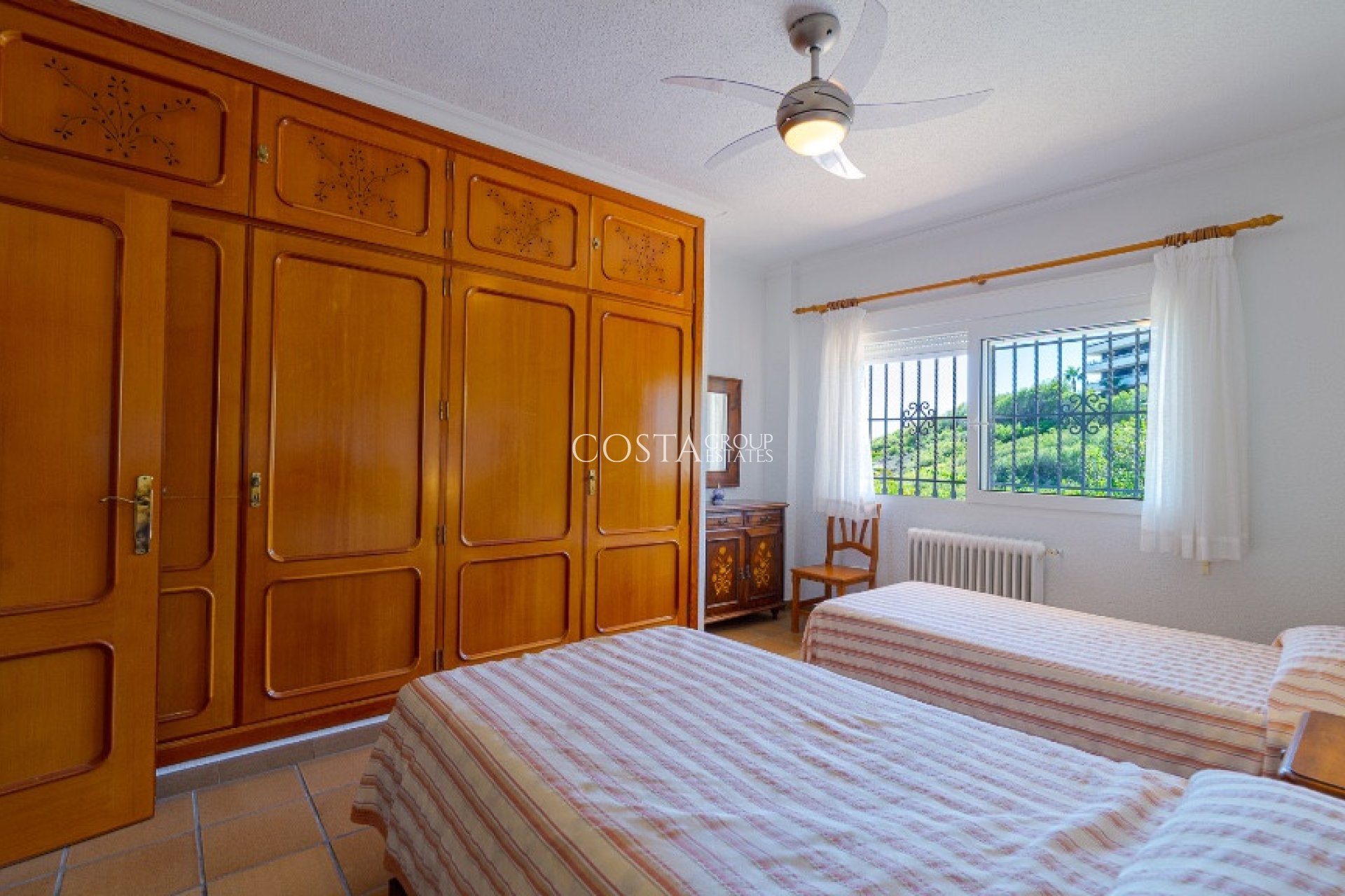 Resale - Villa -
Orihuela Costa - Campoamor