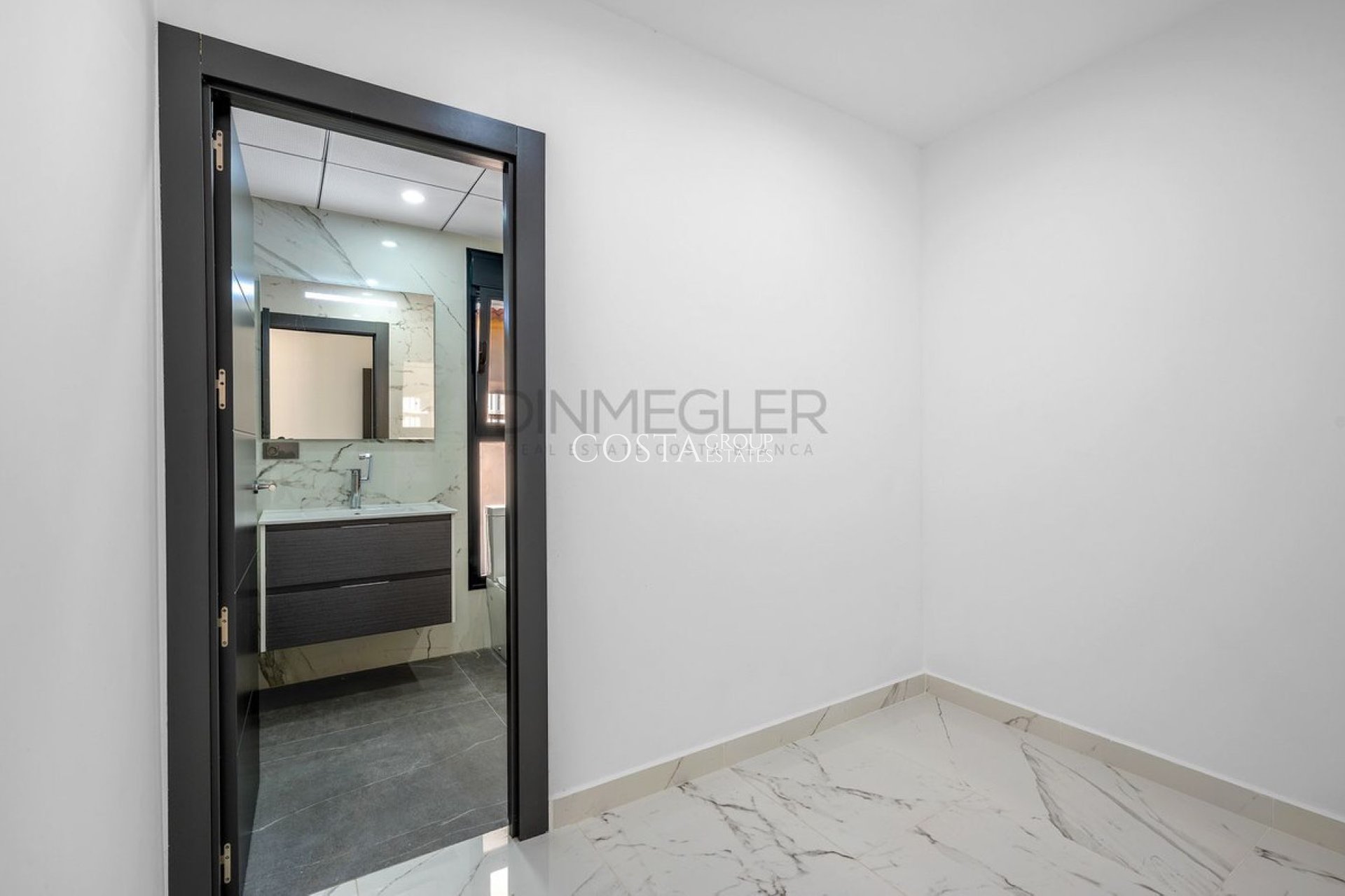 Resale - Villa -
Orihuela Costa - Campoamor