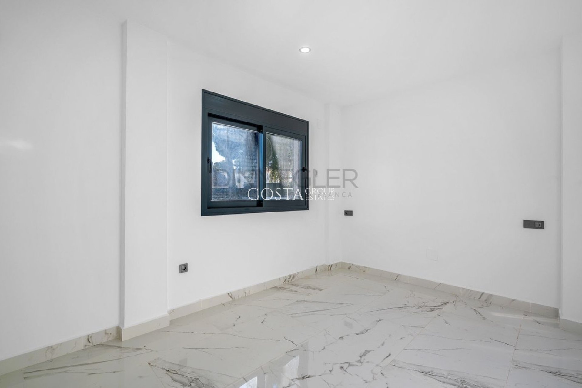 Resale - Villa -
Orihuela Costa - Campoamor