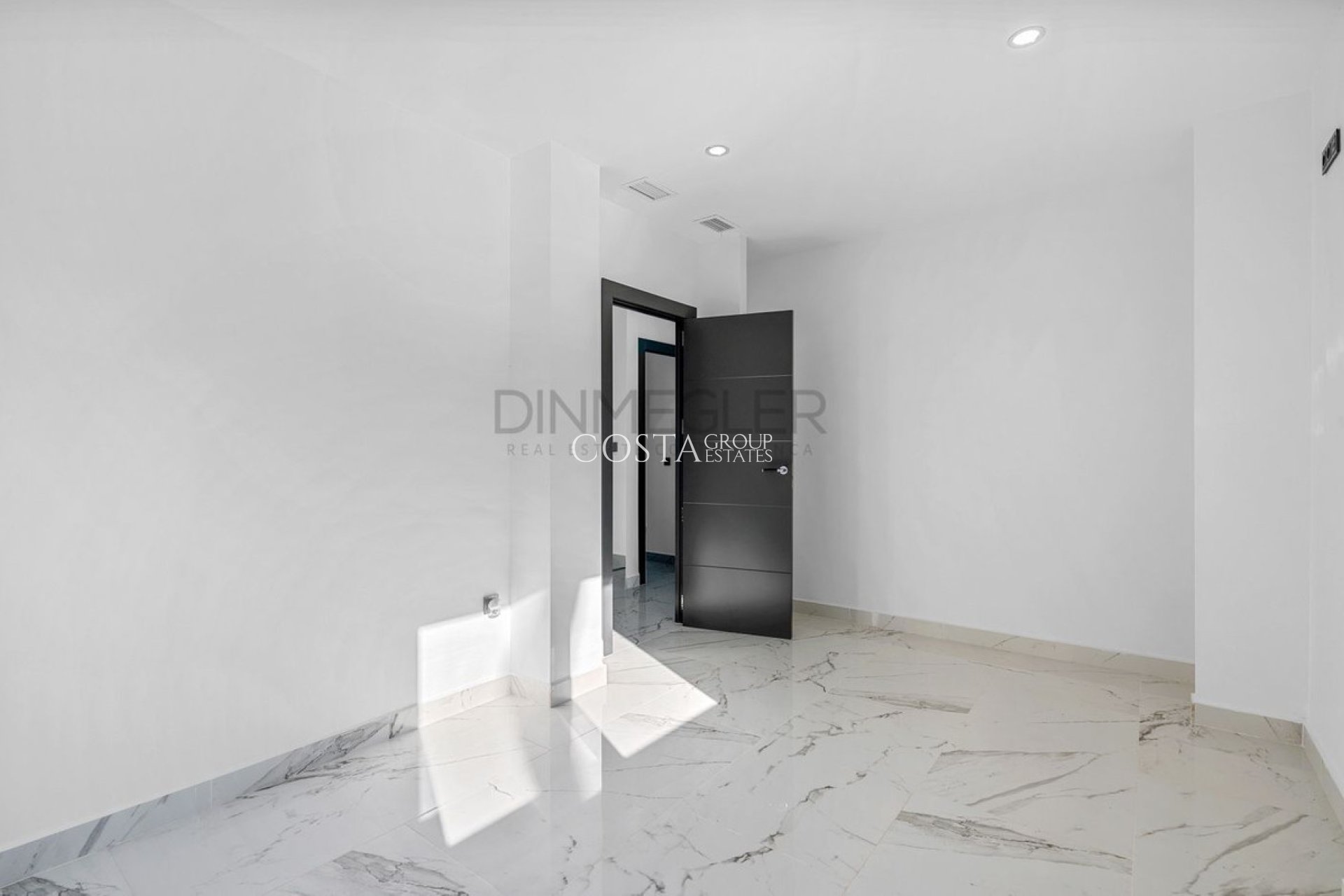 Resale - Villa -
Orihuela Costa - Campoamor