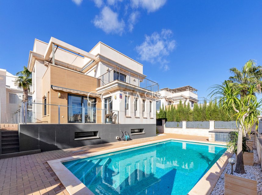 Resale - Villa -
Orihuela Costa - La Zenia