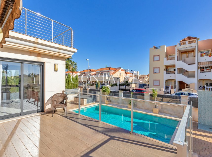 Resale - Villa -
Orihuela Costa - La Zenia