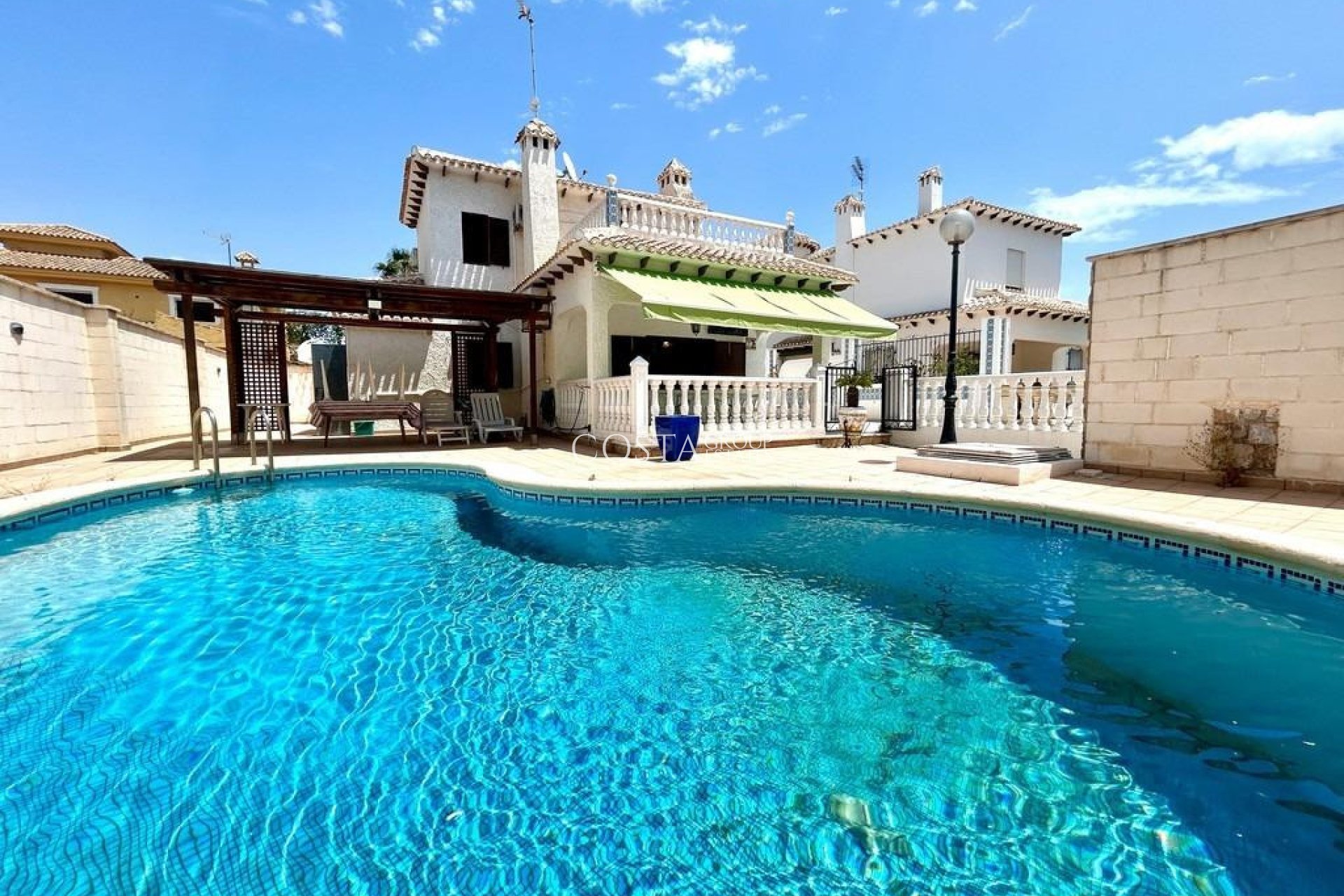 Resale - Villa -
Orihuela Costa - La Zenia