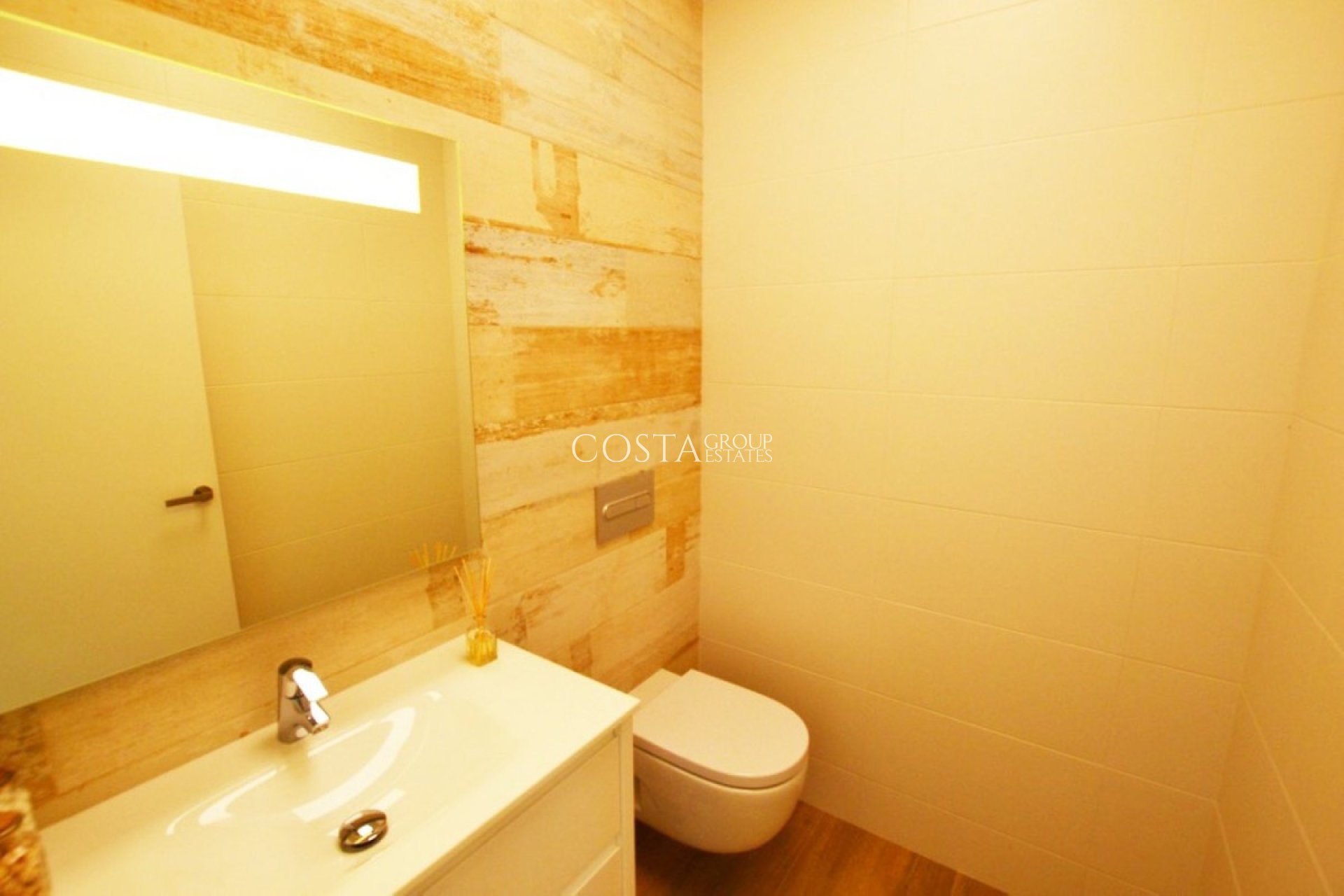 Resale - Villa -
Orihuela Costa - Las Colinas Golf