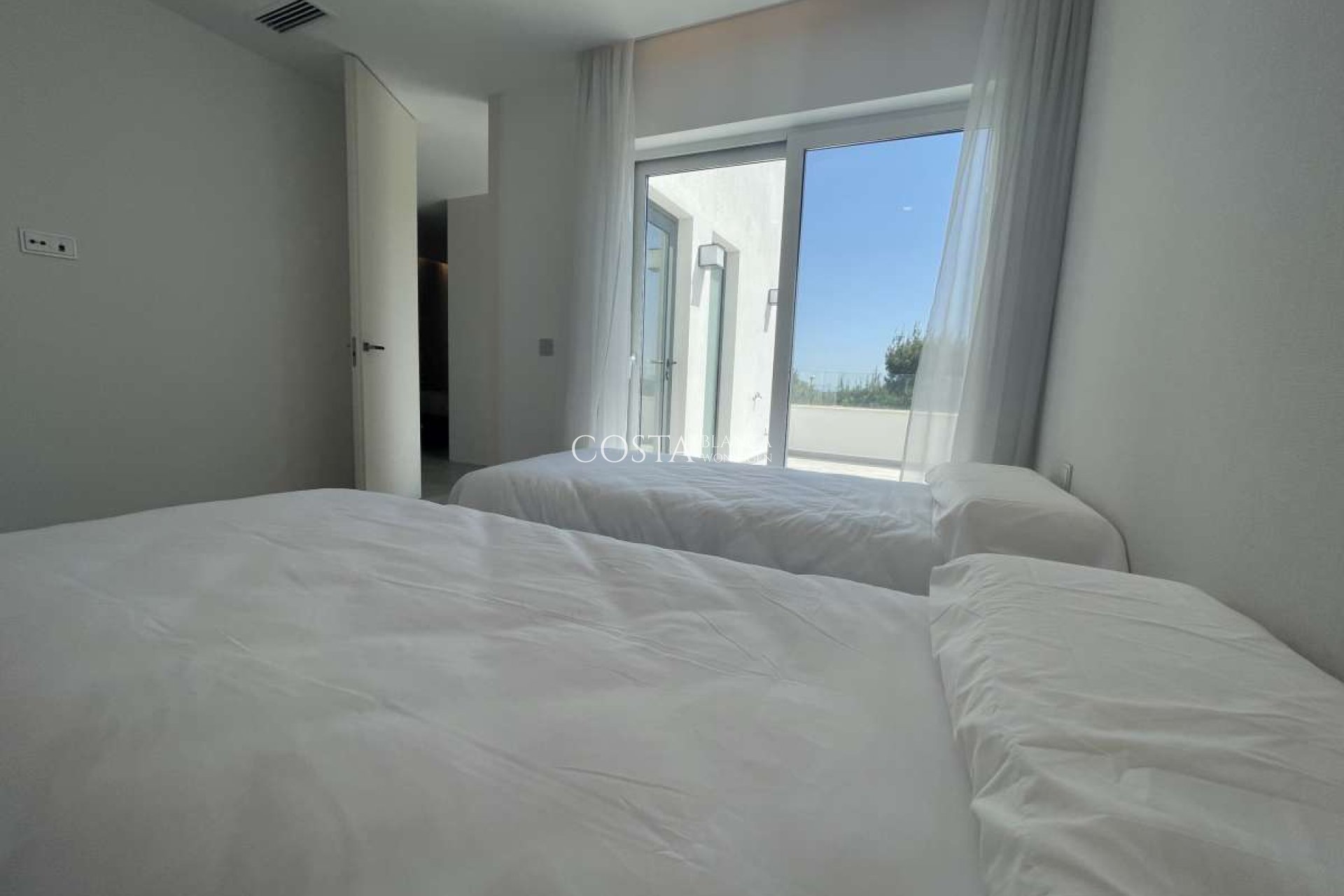 Resale - Villa -
Orihuela Costa - Las Colinas Golf