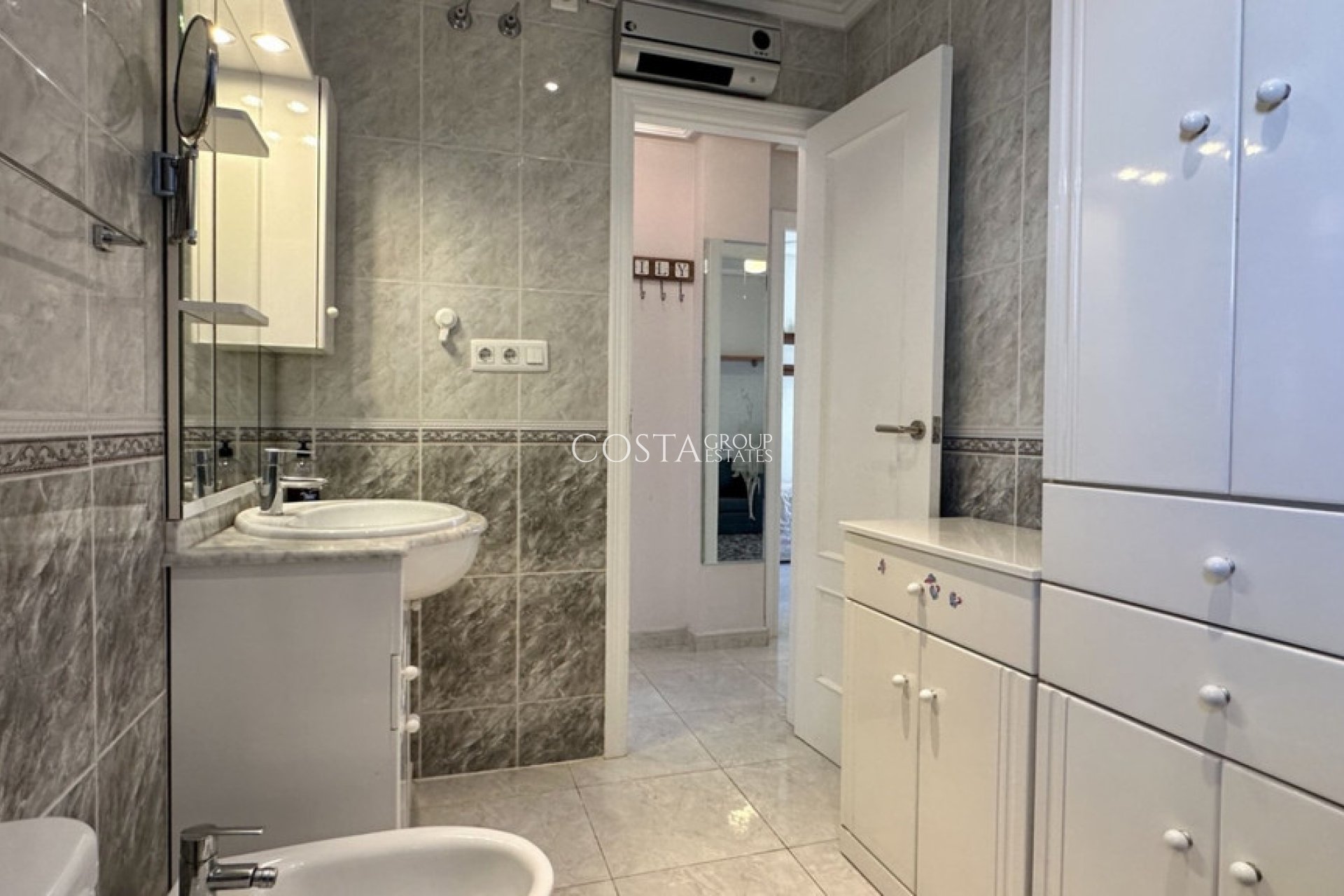 Resale - Villa -
Orihuela Costa - Los Altos