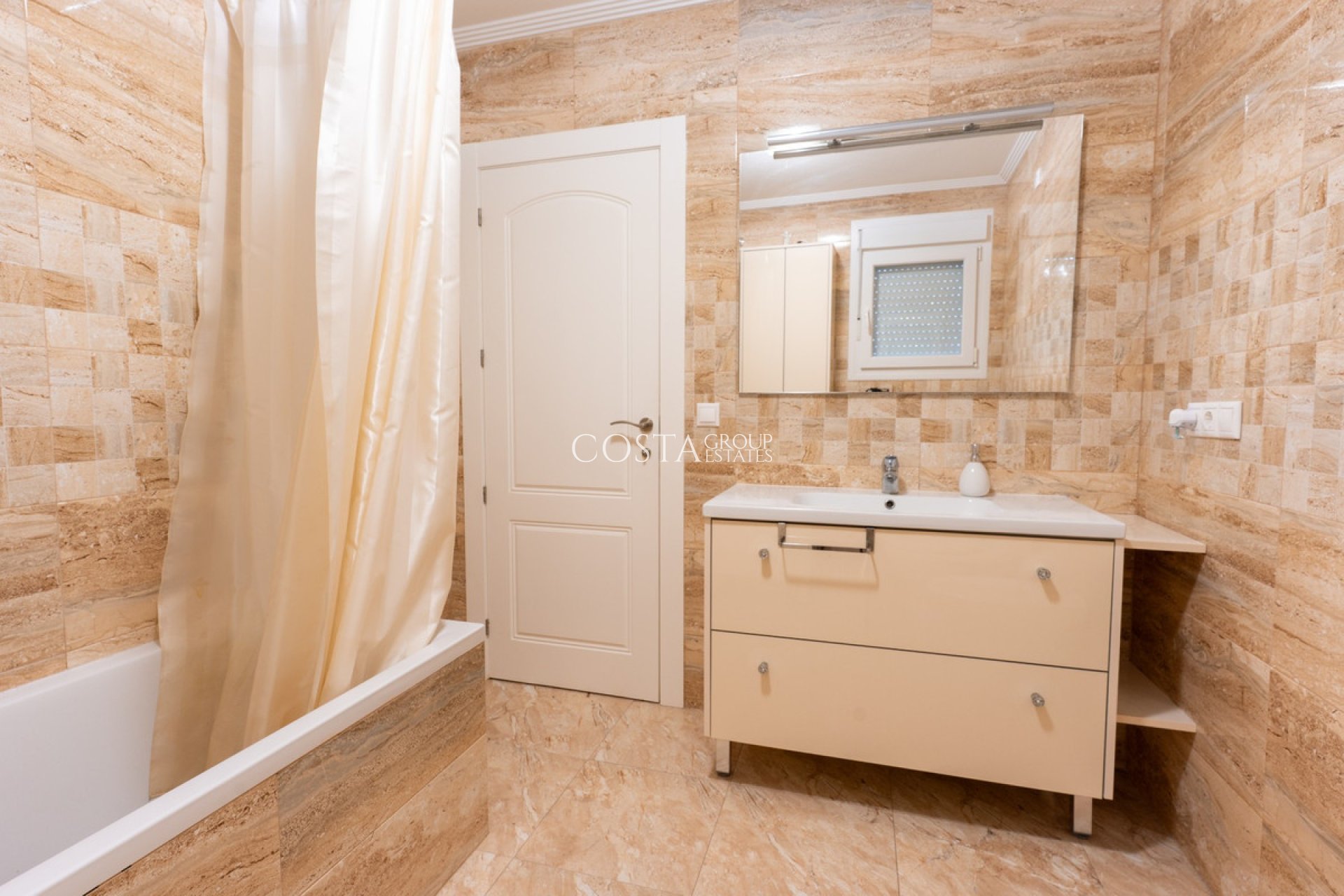 Resale - Villa -
Orihuela Costa - Los Balcones