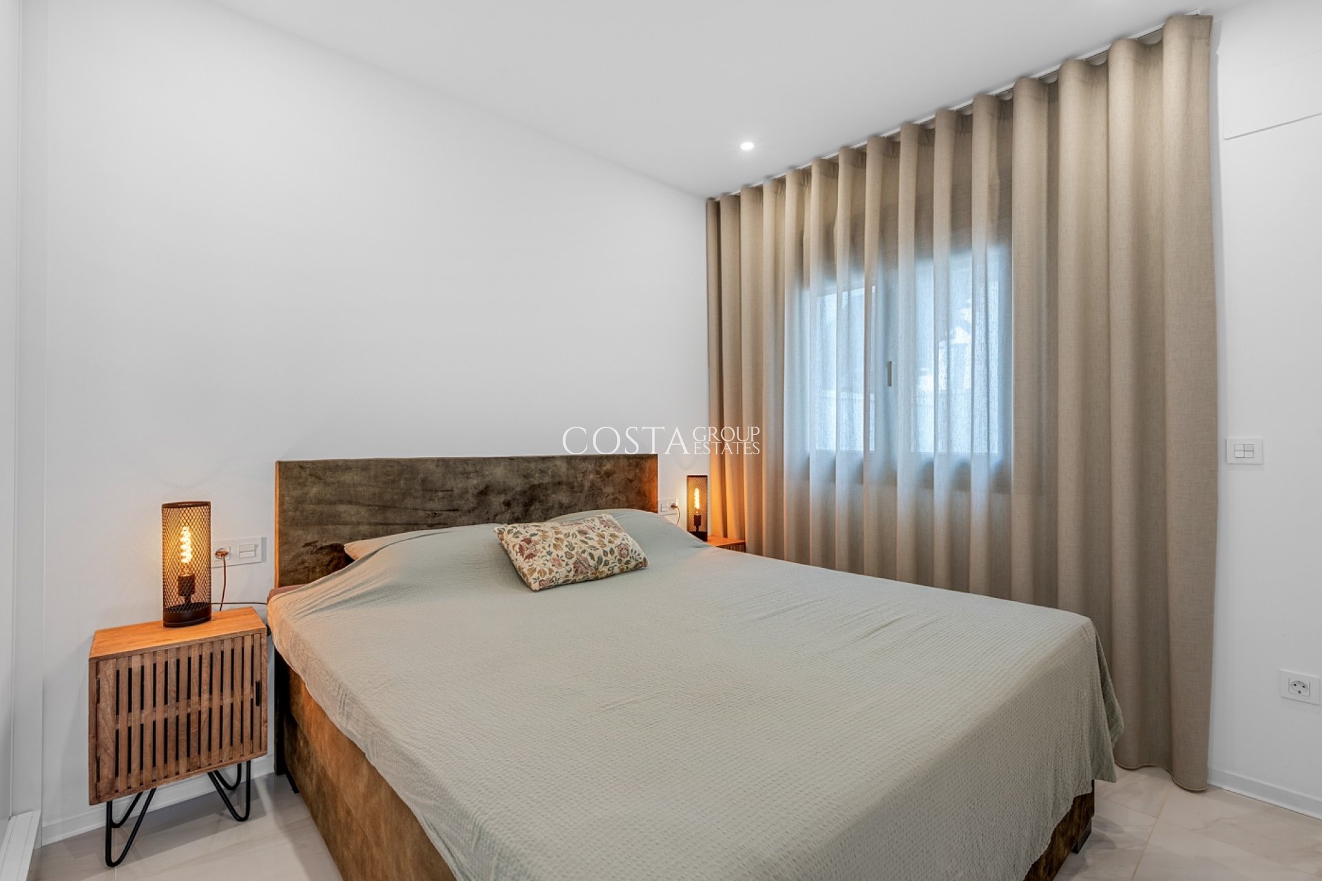 Resale - Villa -
Orihuela Costa - Orihuela