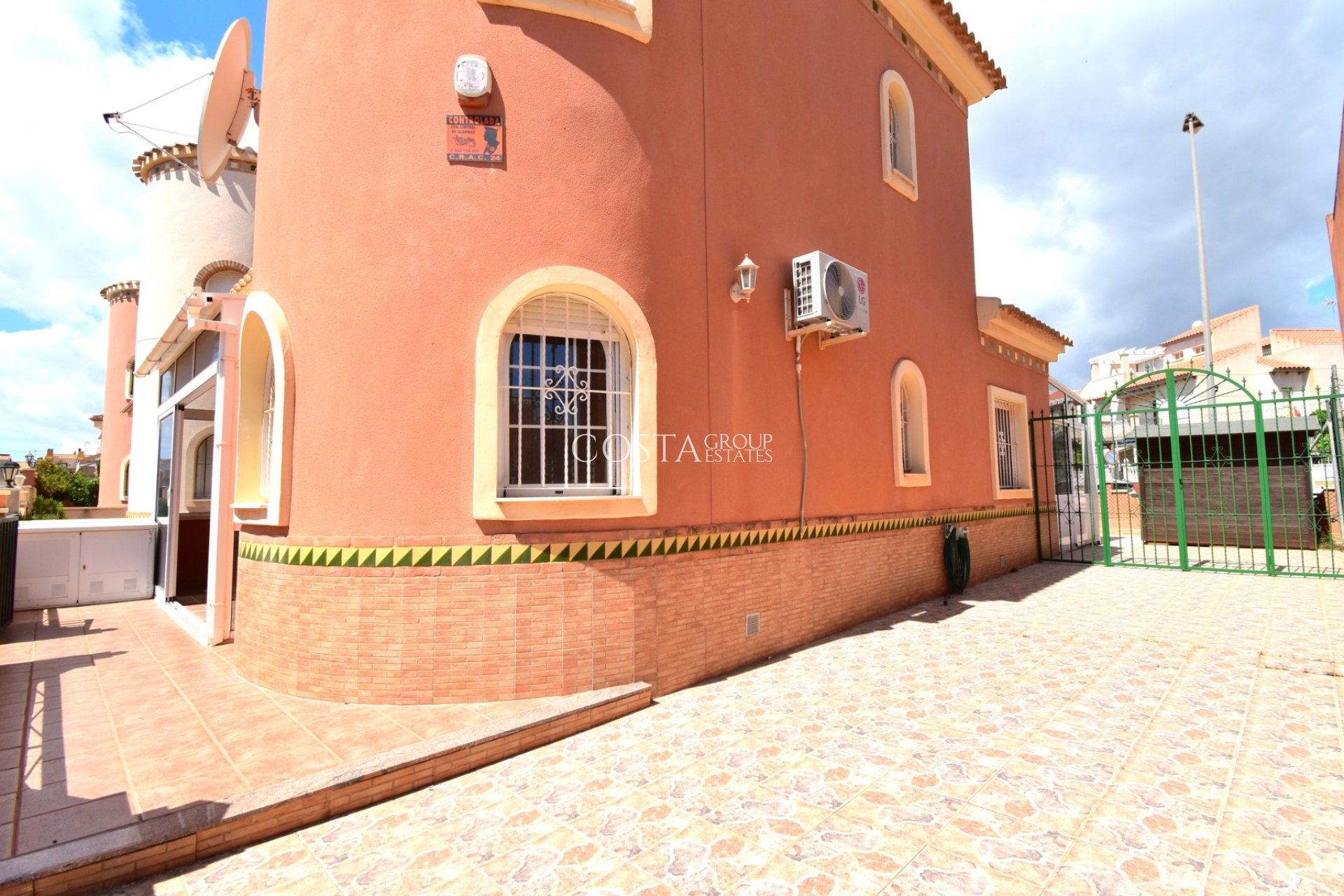 Resale - Villa -
Orihuela Costa - Playa Flamenca