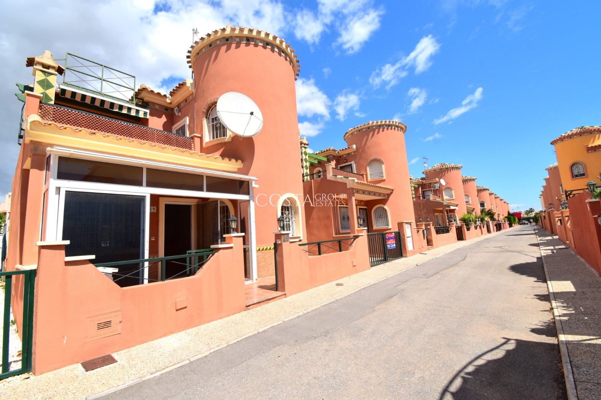 Resale - Villa -
Orihuela Costa - Playa Flamenca