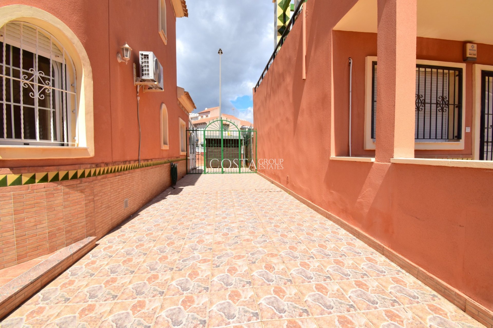 Resale - Villa -
Orihuela Costa - Playa Flamenca