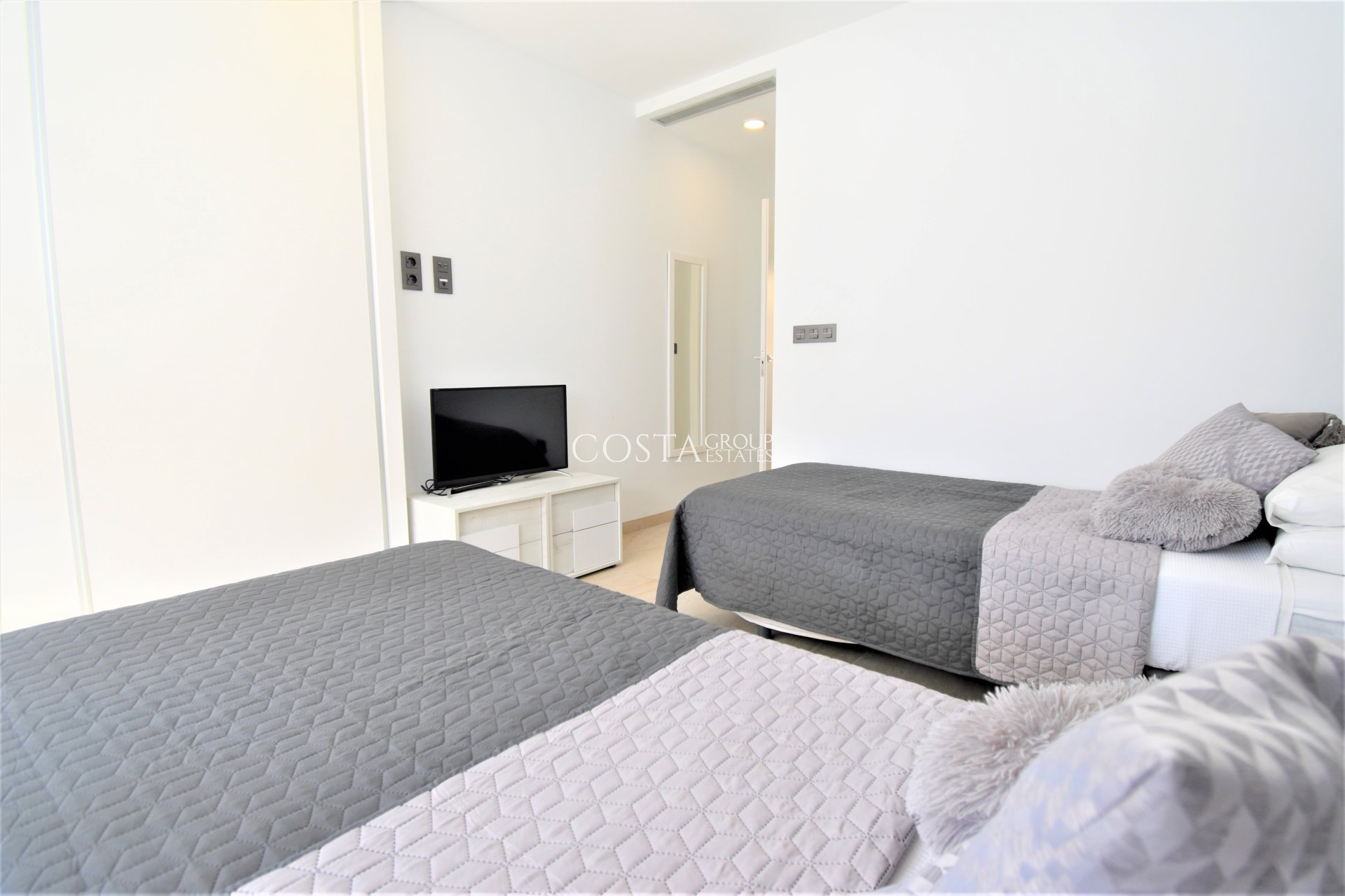 Resale - Villa -
Orihuela Costa - Villamartín