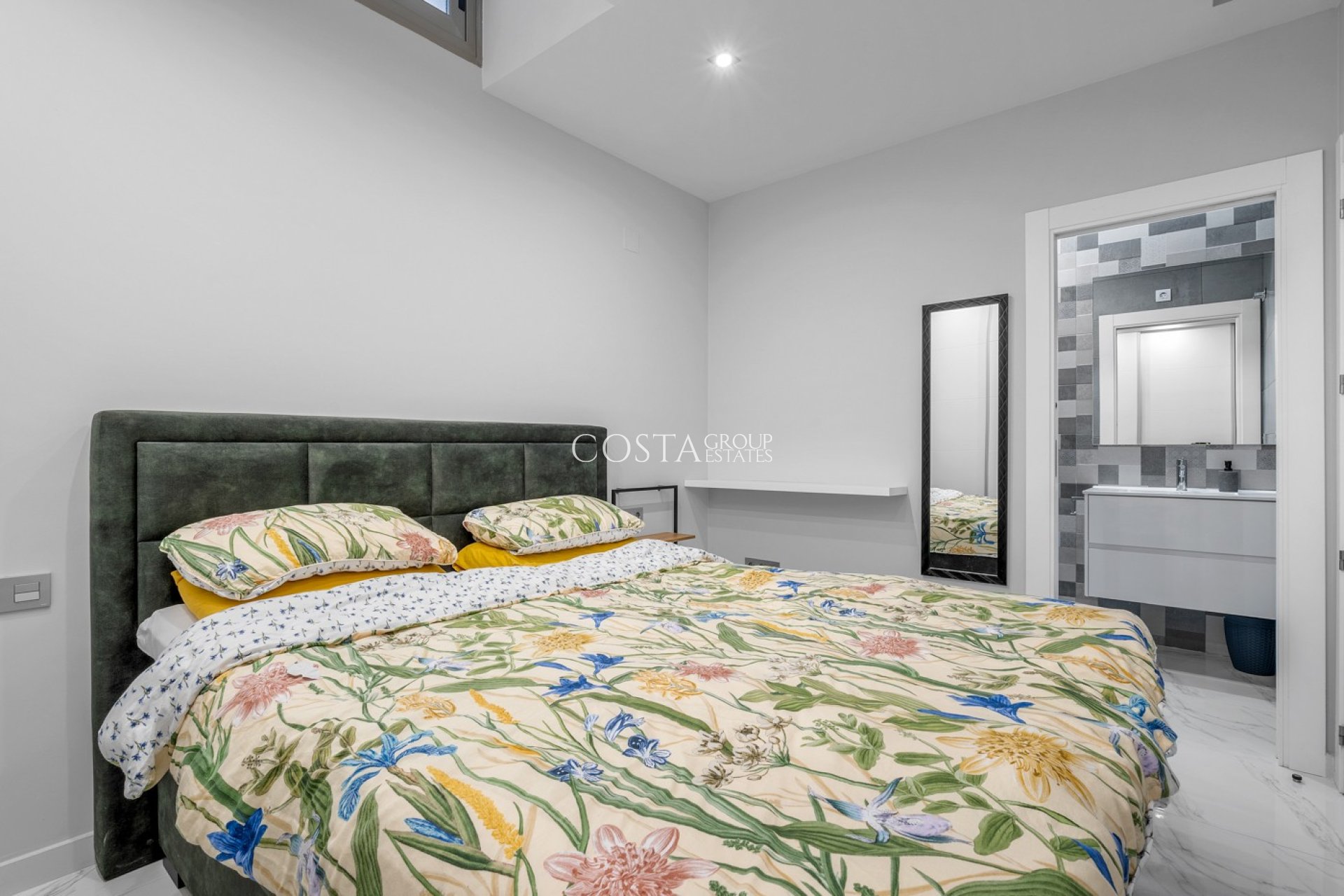 Resale - Villa -
Orihuela Costa - Villamartín